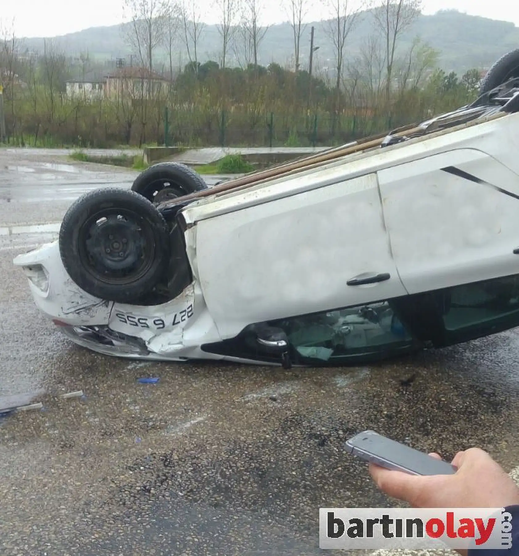 Çarpışan otomobillerden biri ters döndü