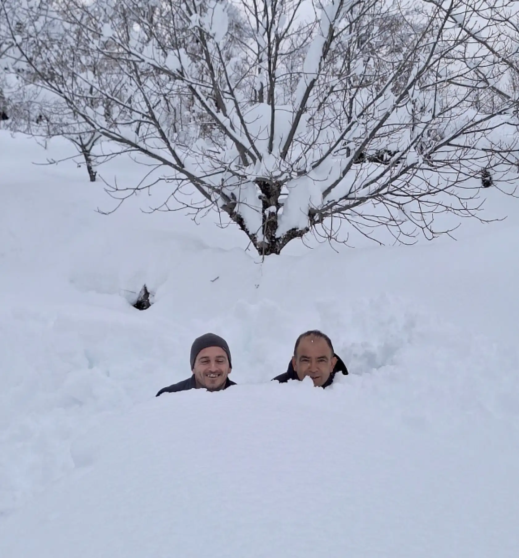 Köylerde kar insan boyunda