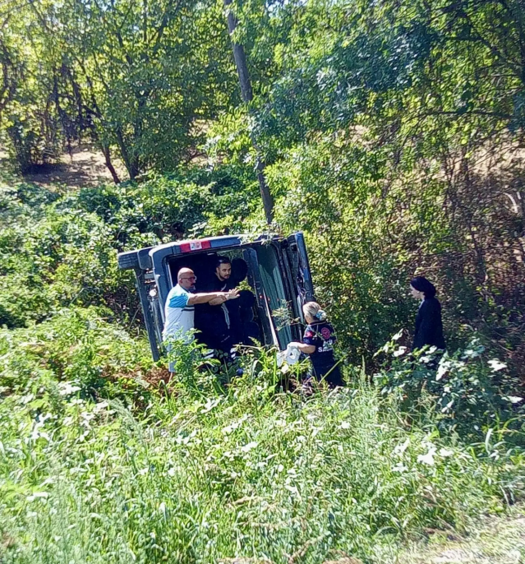 Mıcırlı yolda şarampole yuvarlandı