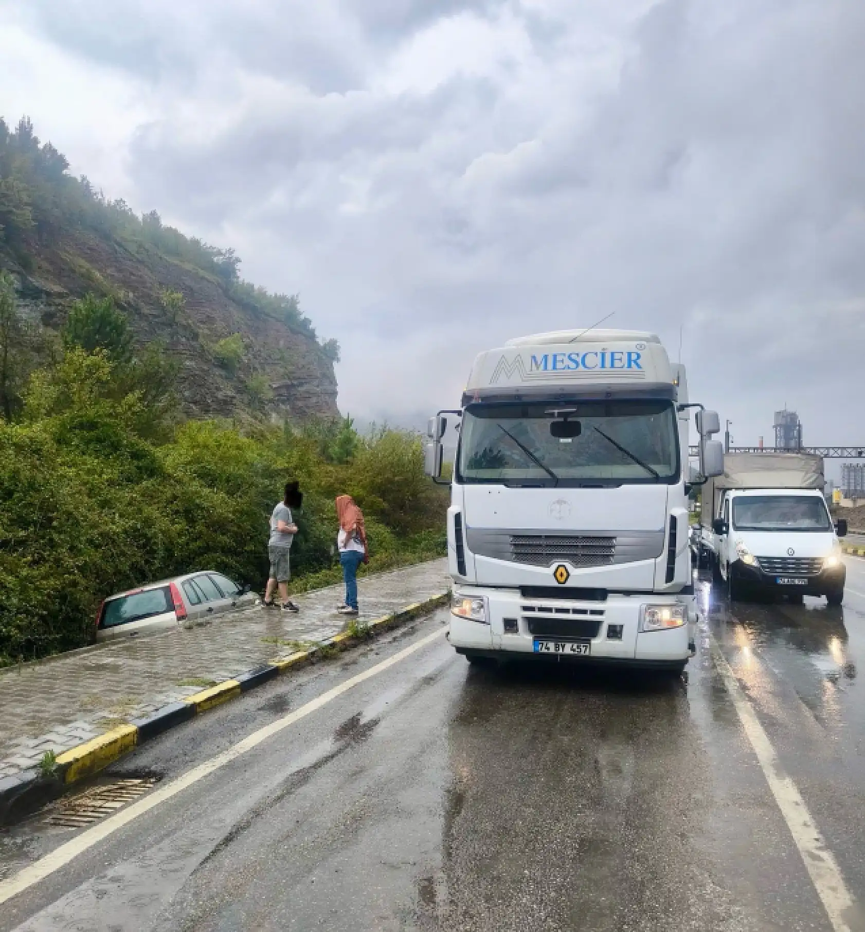 Yoldan çıkan araç kanala düştü