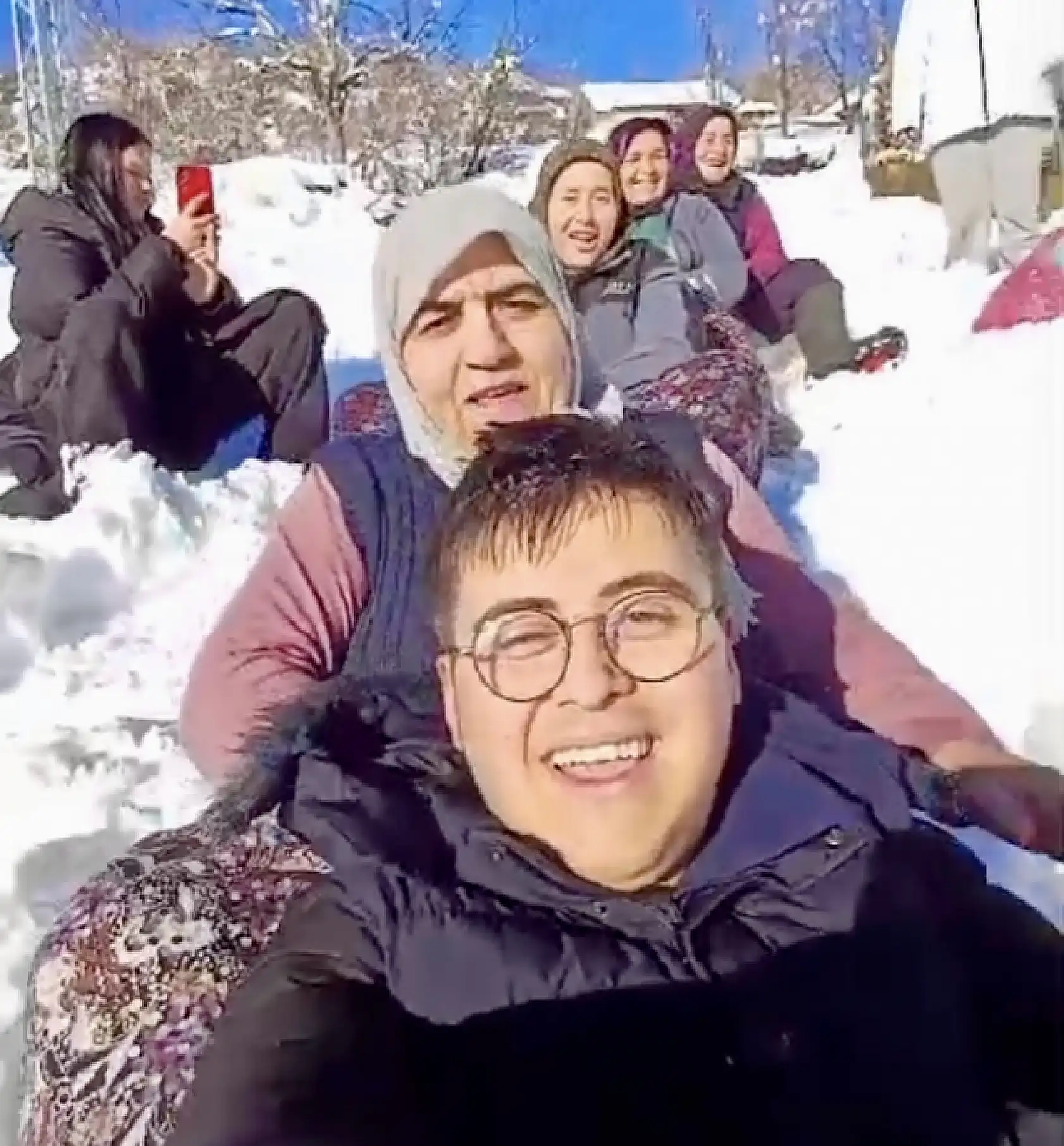 Köyde kadınların kar keyfi