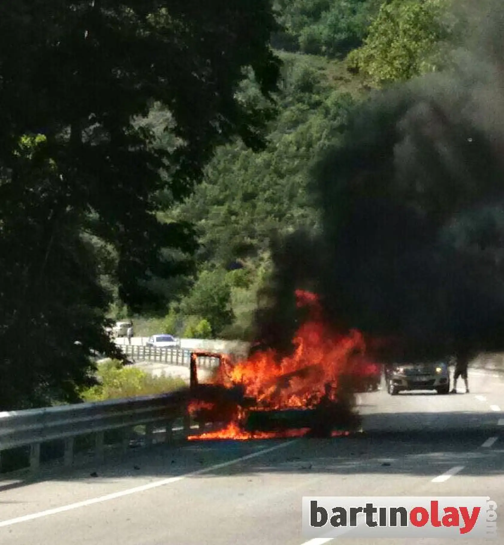 Seyir halindeki otomobil alev aldı