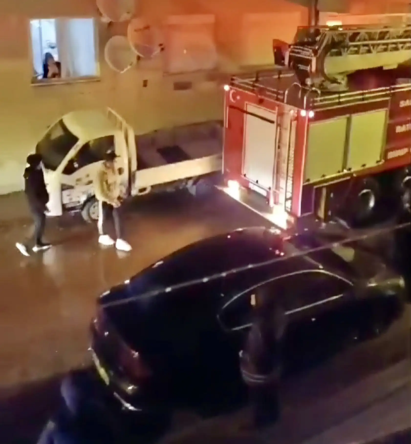 Şömineden düşen köz çatıyı yaktı