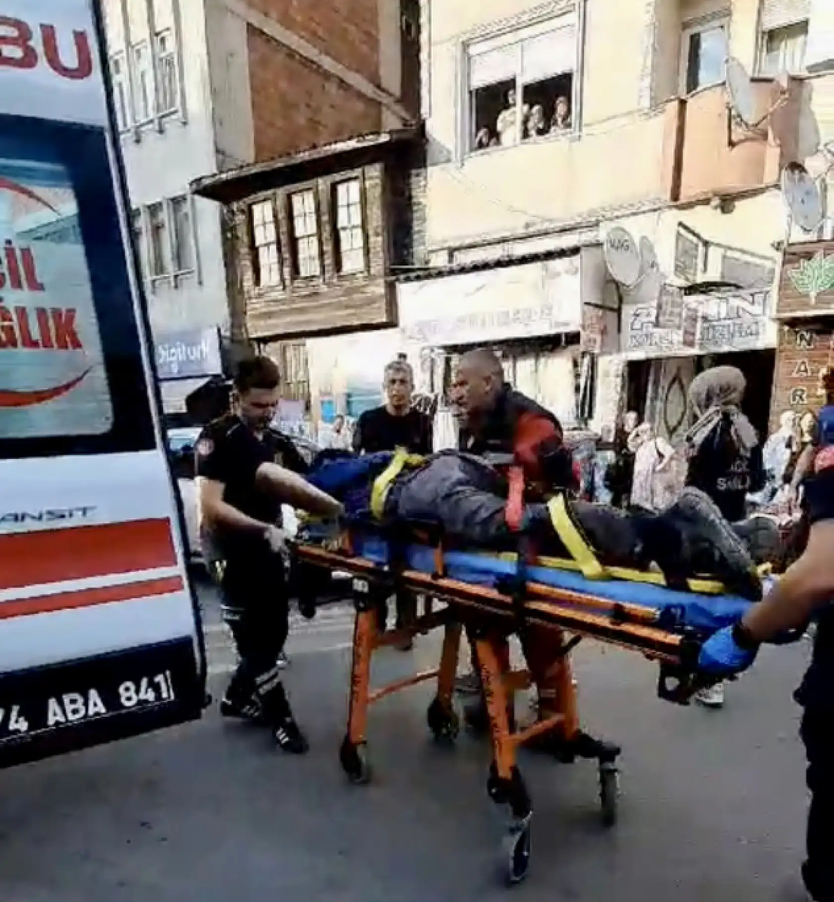 Yıkılan duvarın altında kaldı