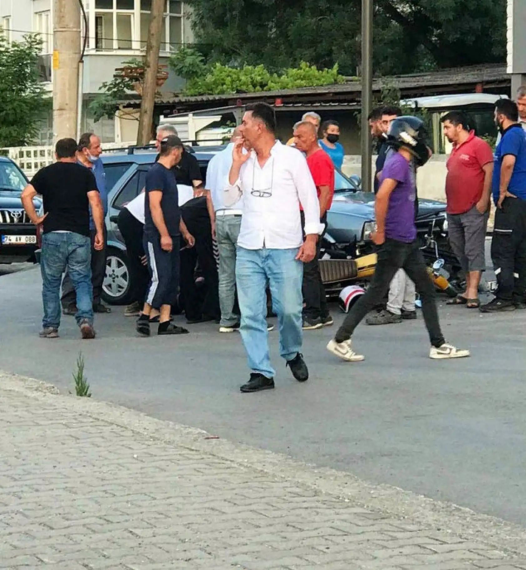 Motosiklet ile otomobil çarpıştı