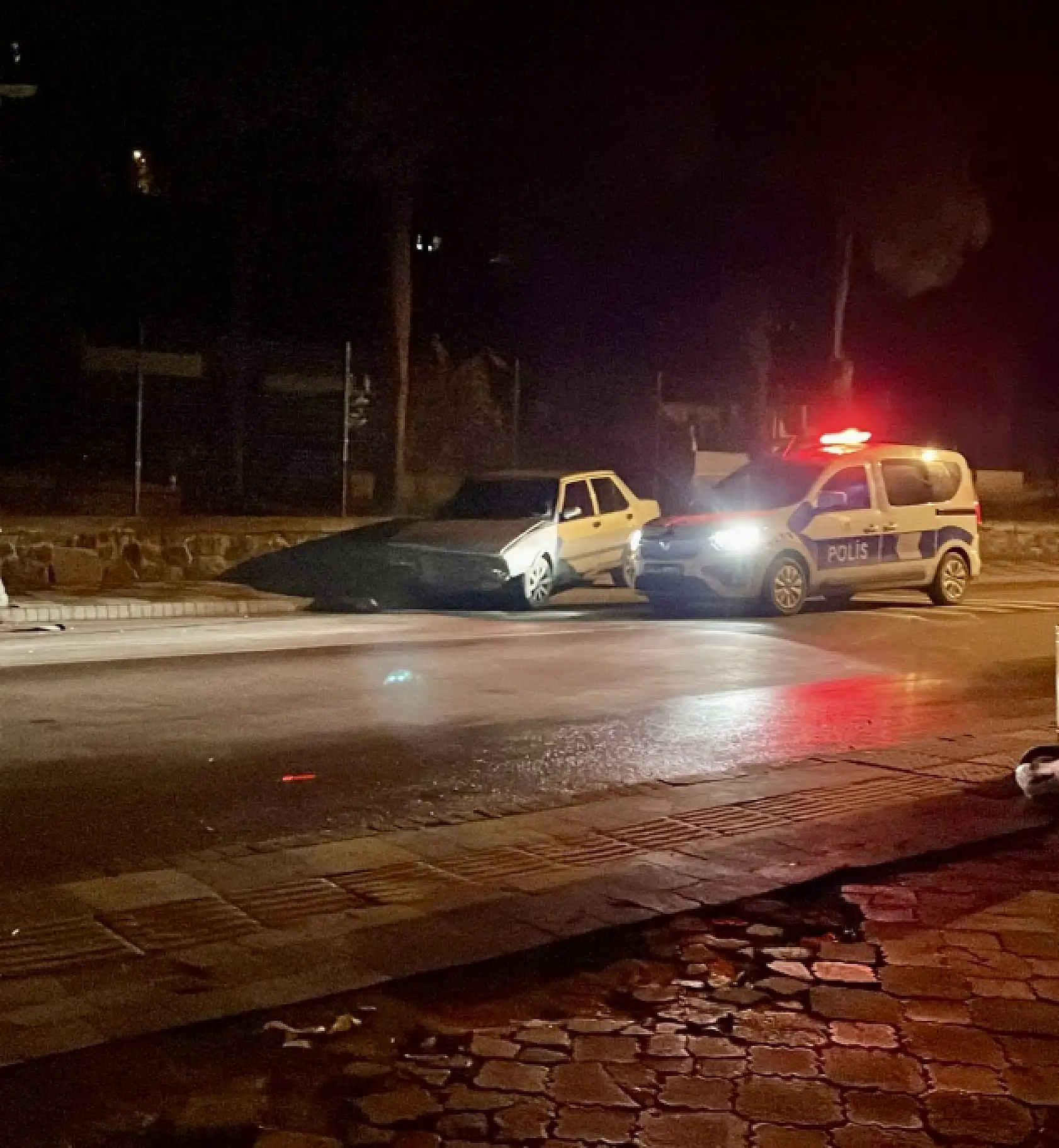 Mezarlık duvarına çarptı