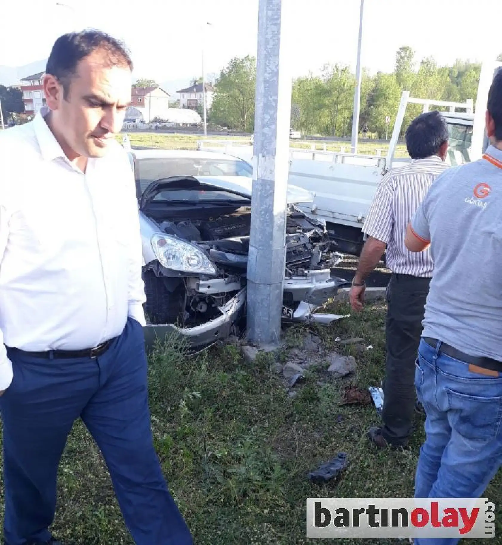 Otomobil ile kamyonet çarpıştı