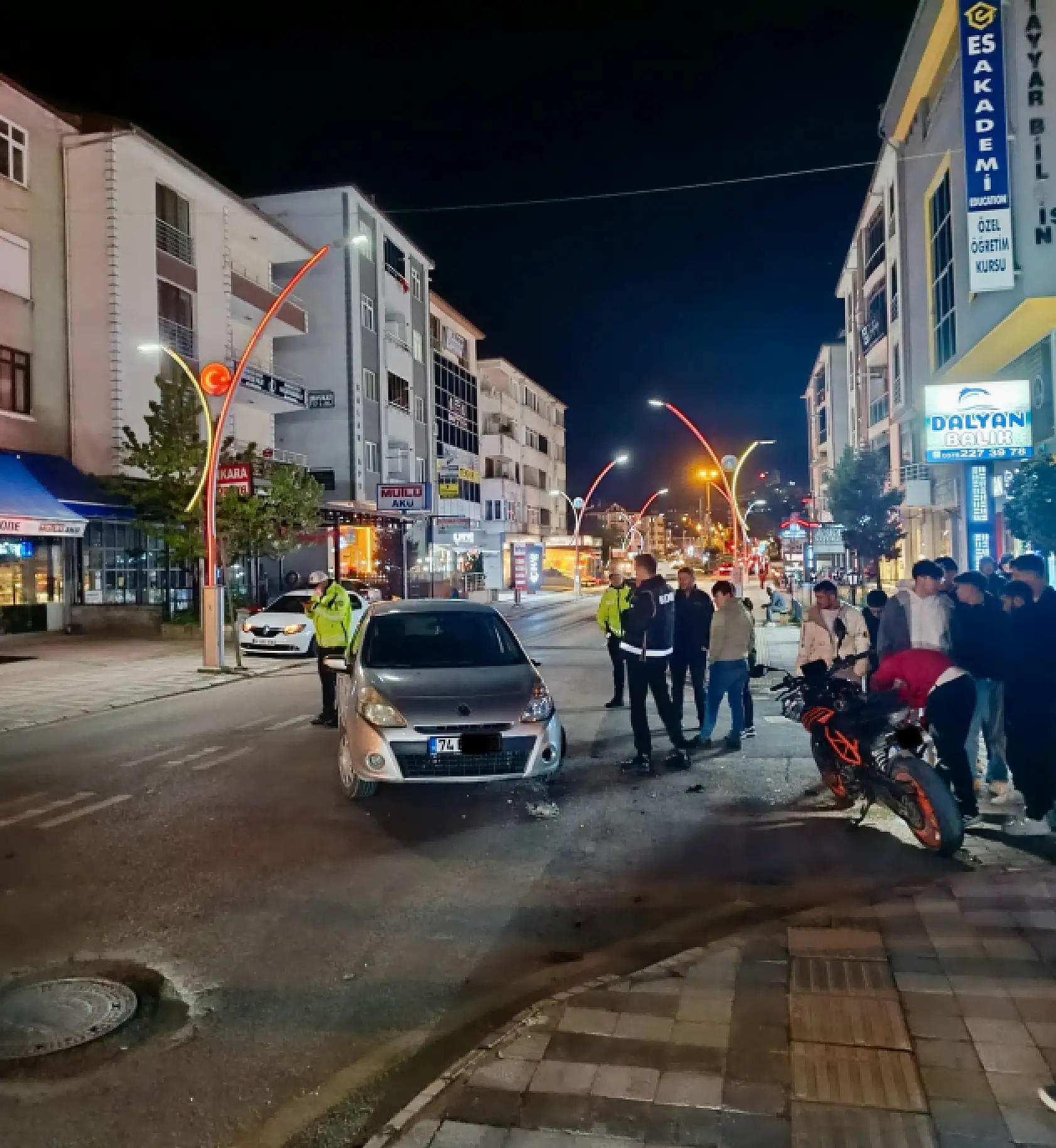 Bulvarda Motosiklet ile otomobil çarpıştı