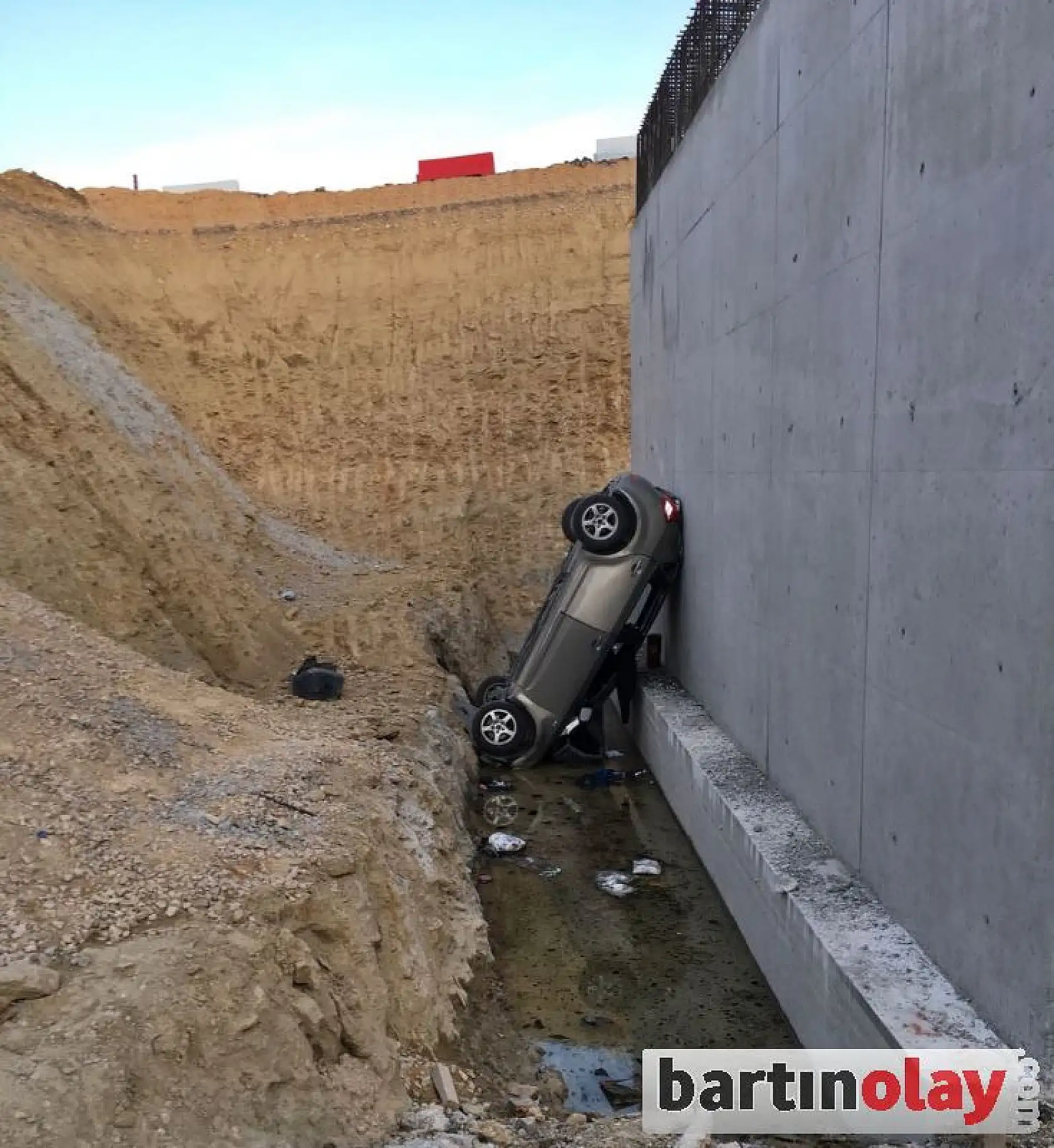 Kanala düştü, kurtarılmayı bekledi