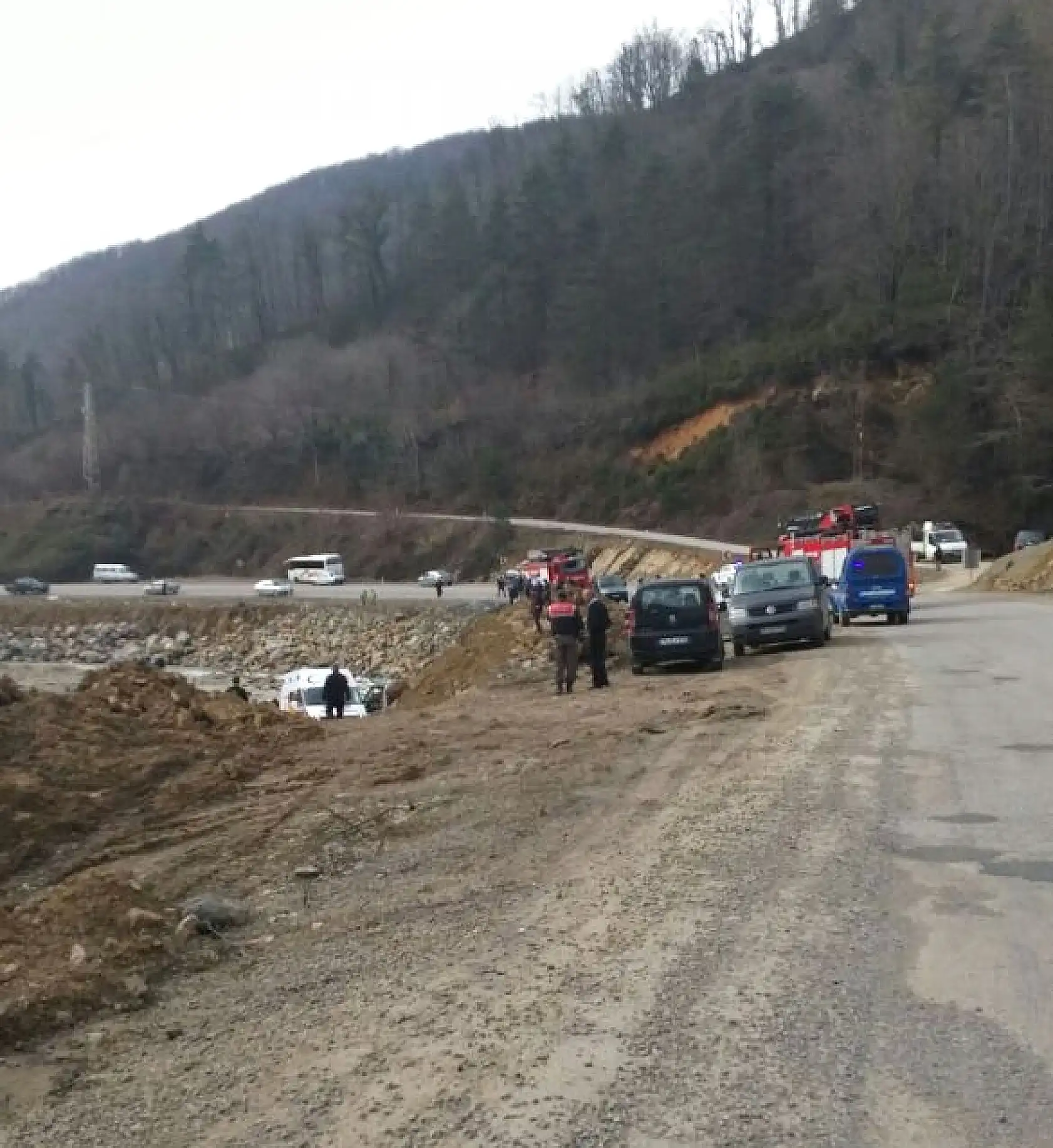 Irmağa uçan kamyonette can pazarı