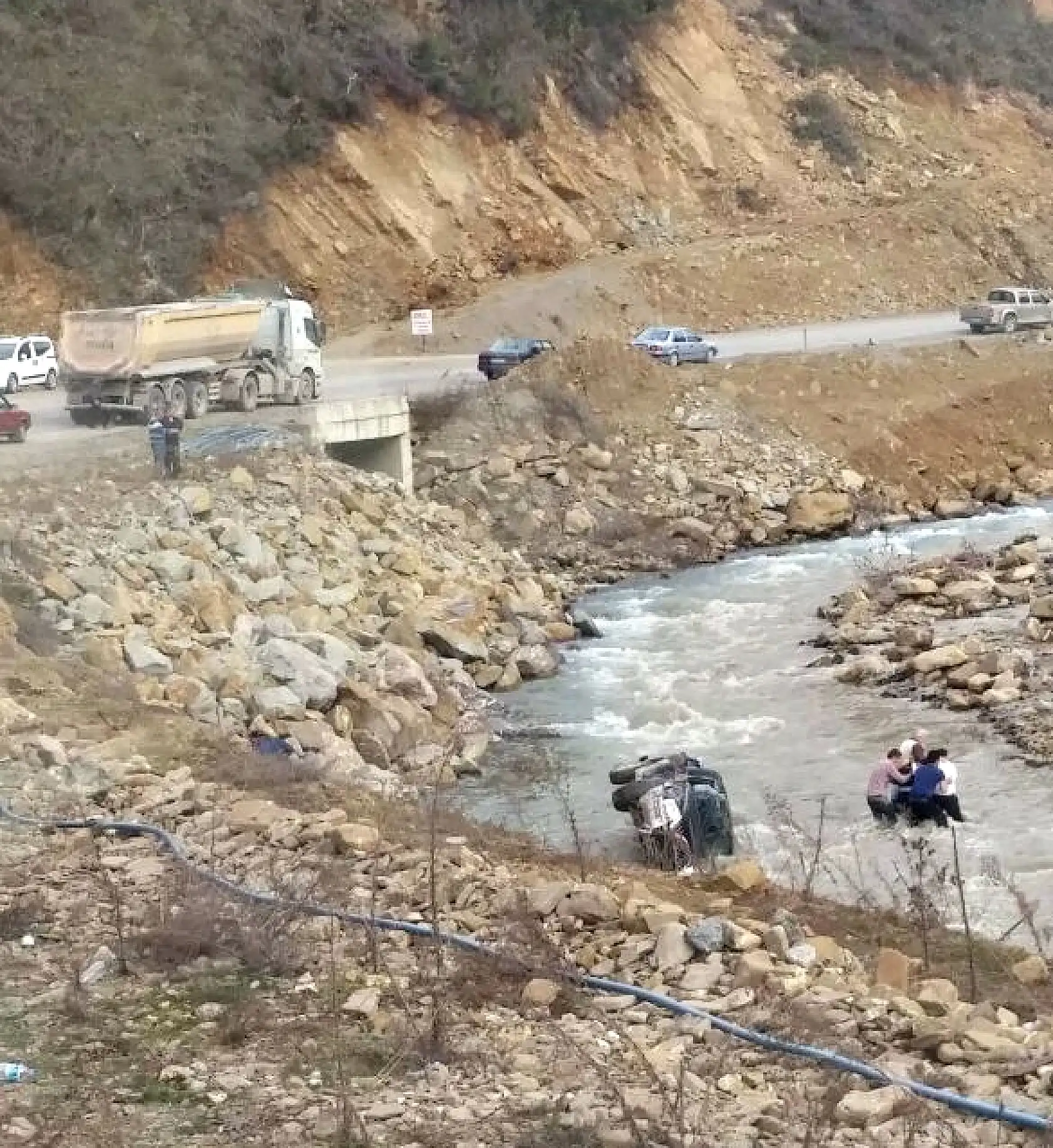 Irmağa uçan kamyonette can pazarı