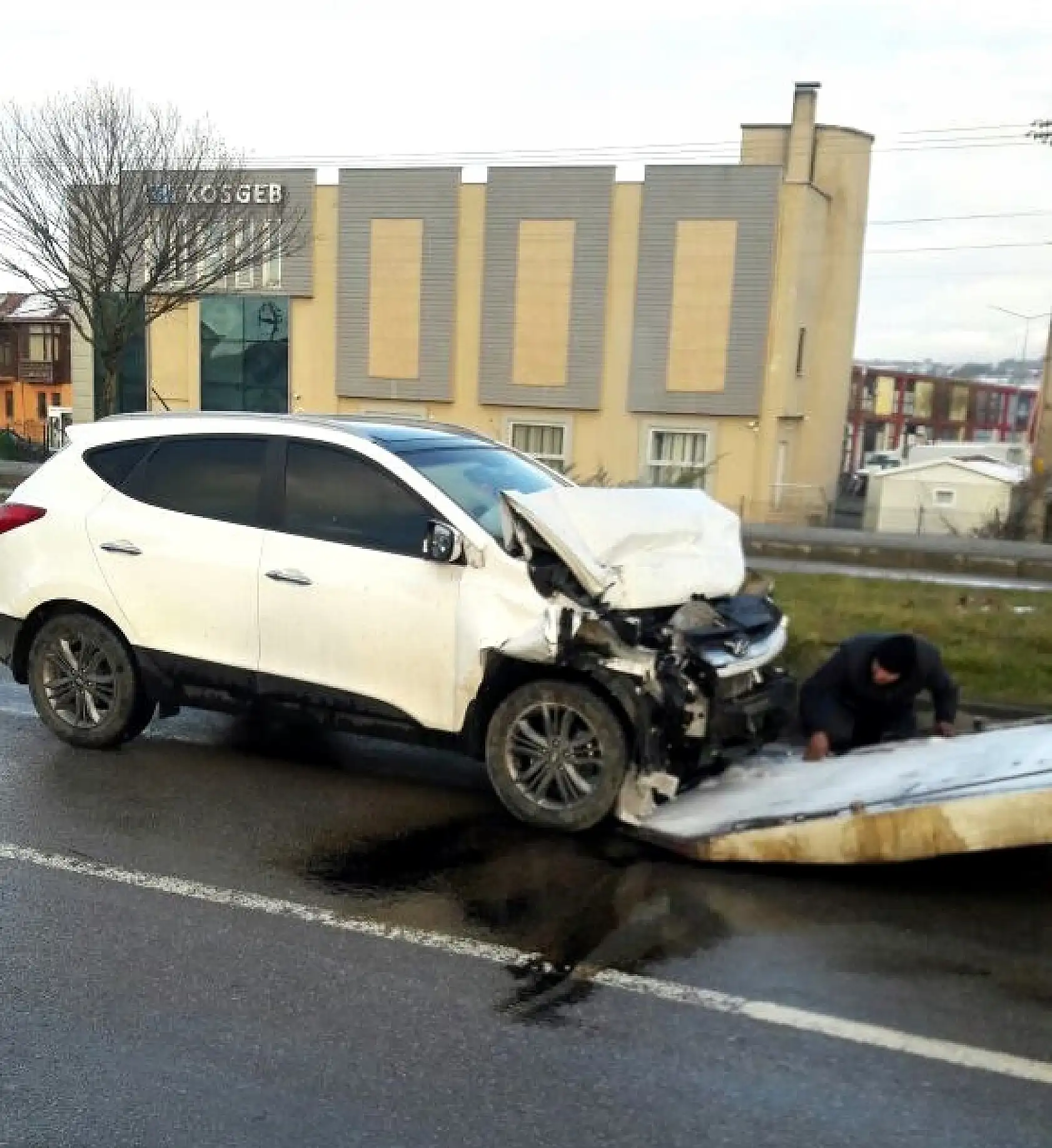 Cipin çarptığı minibüs böyle devrildi, 2 yaralı