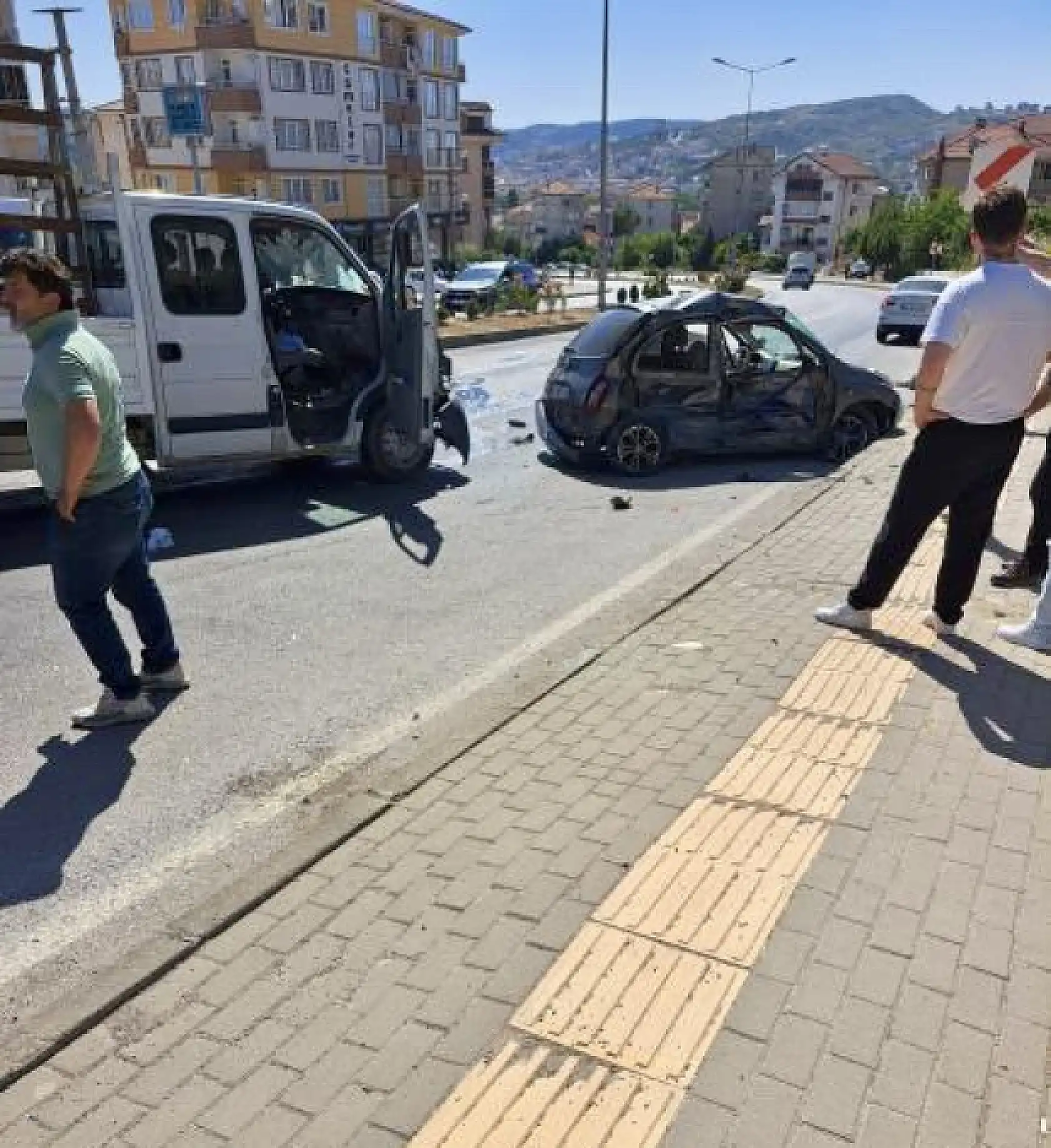 Karşı şeride geçen araca kamyonet çarptı