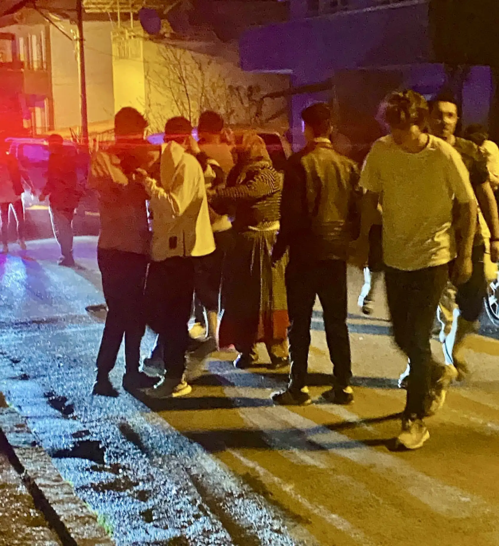 Mahallede kavga, iki grup birbirine girdi