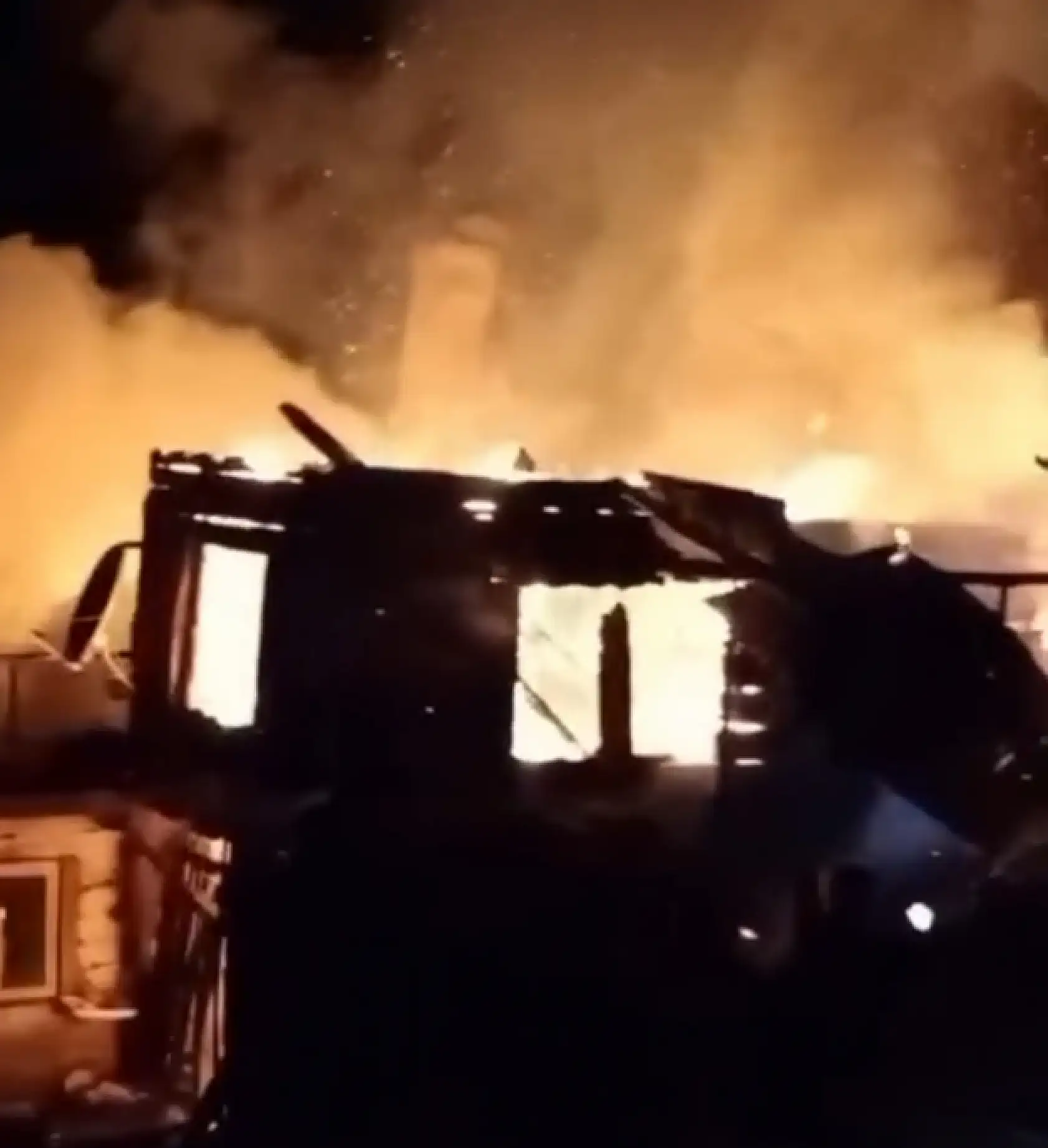 O köyden alevler yükseldi