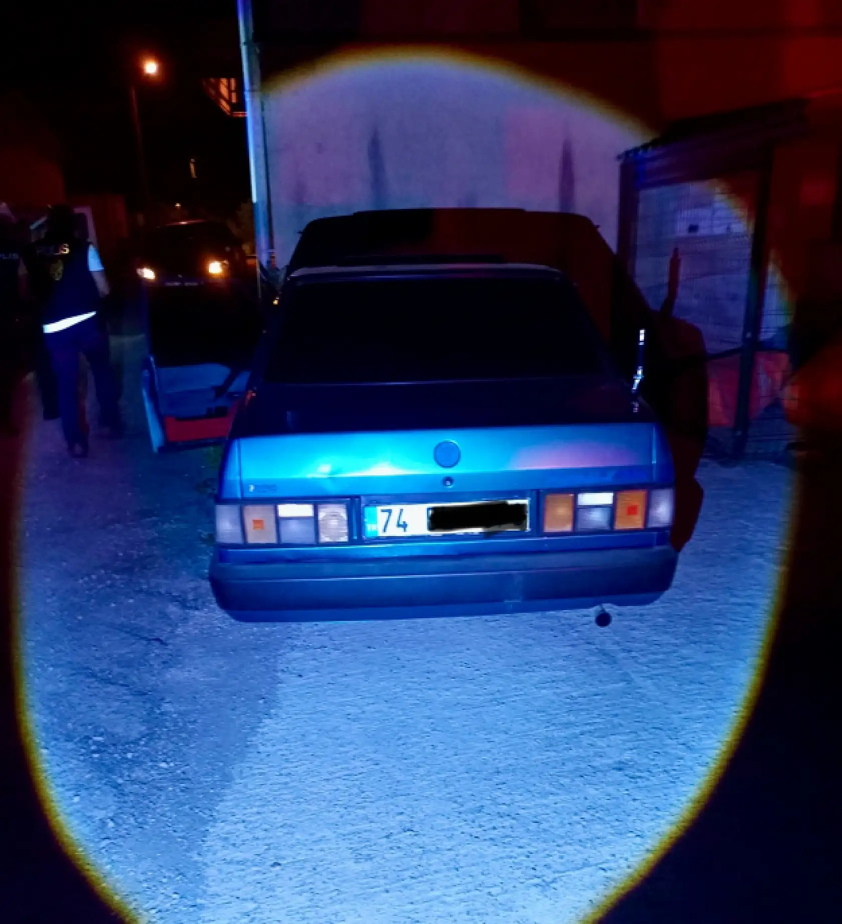 Durmadı, trafik polisine çarptı