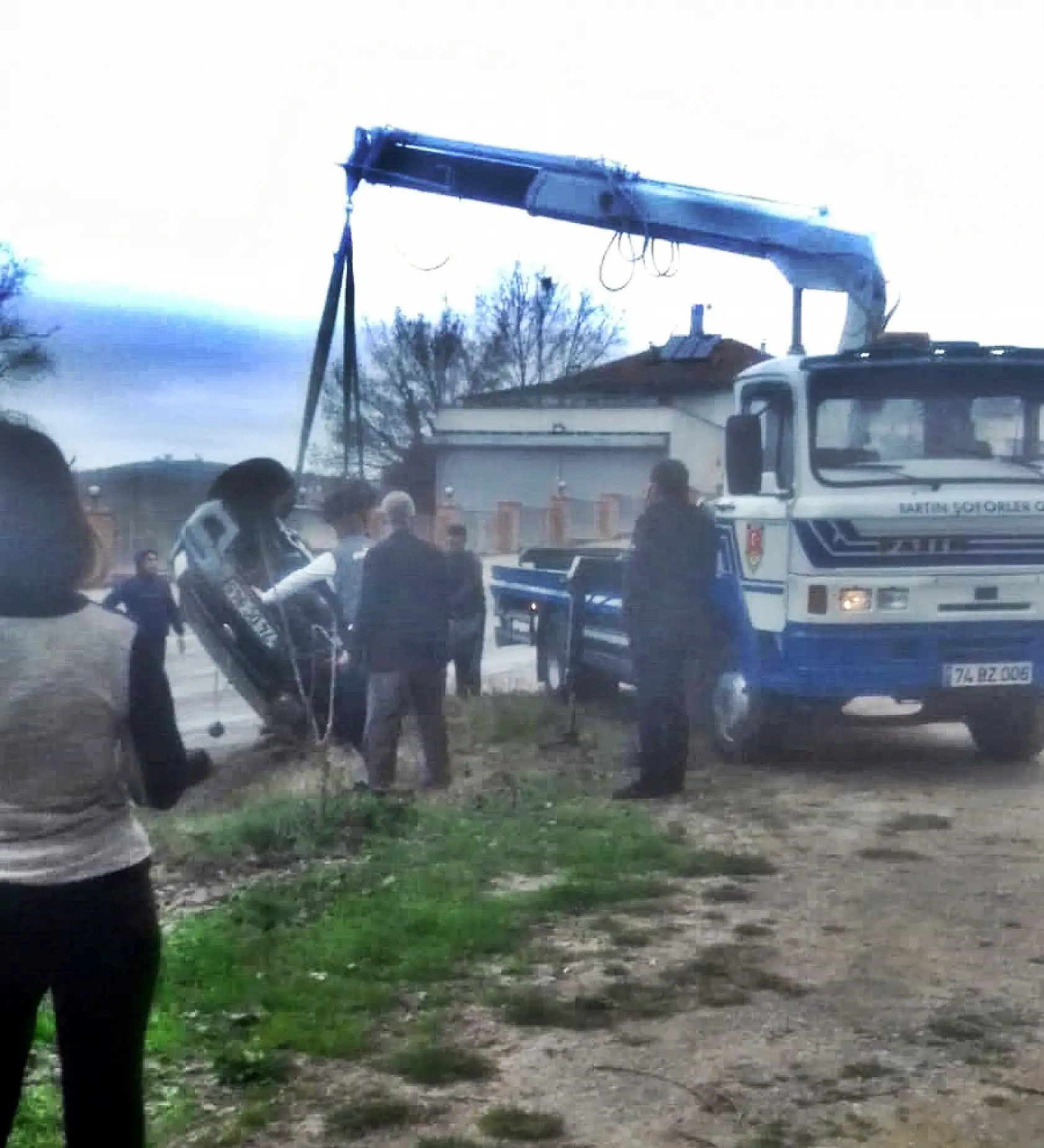 Kontrolden çıkan otomobil devrildi