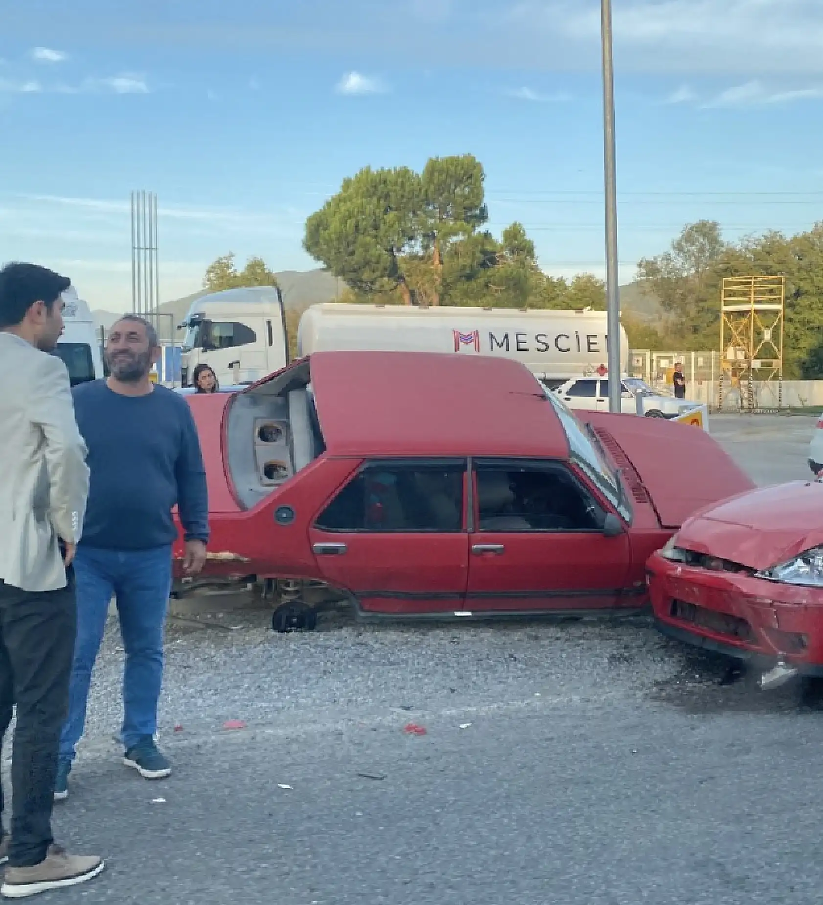 Kurtköy'de iki araç çarpıştı