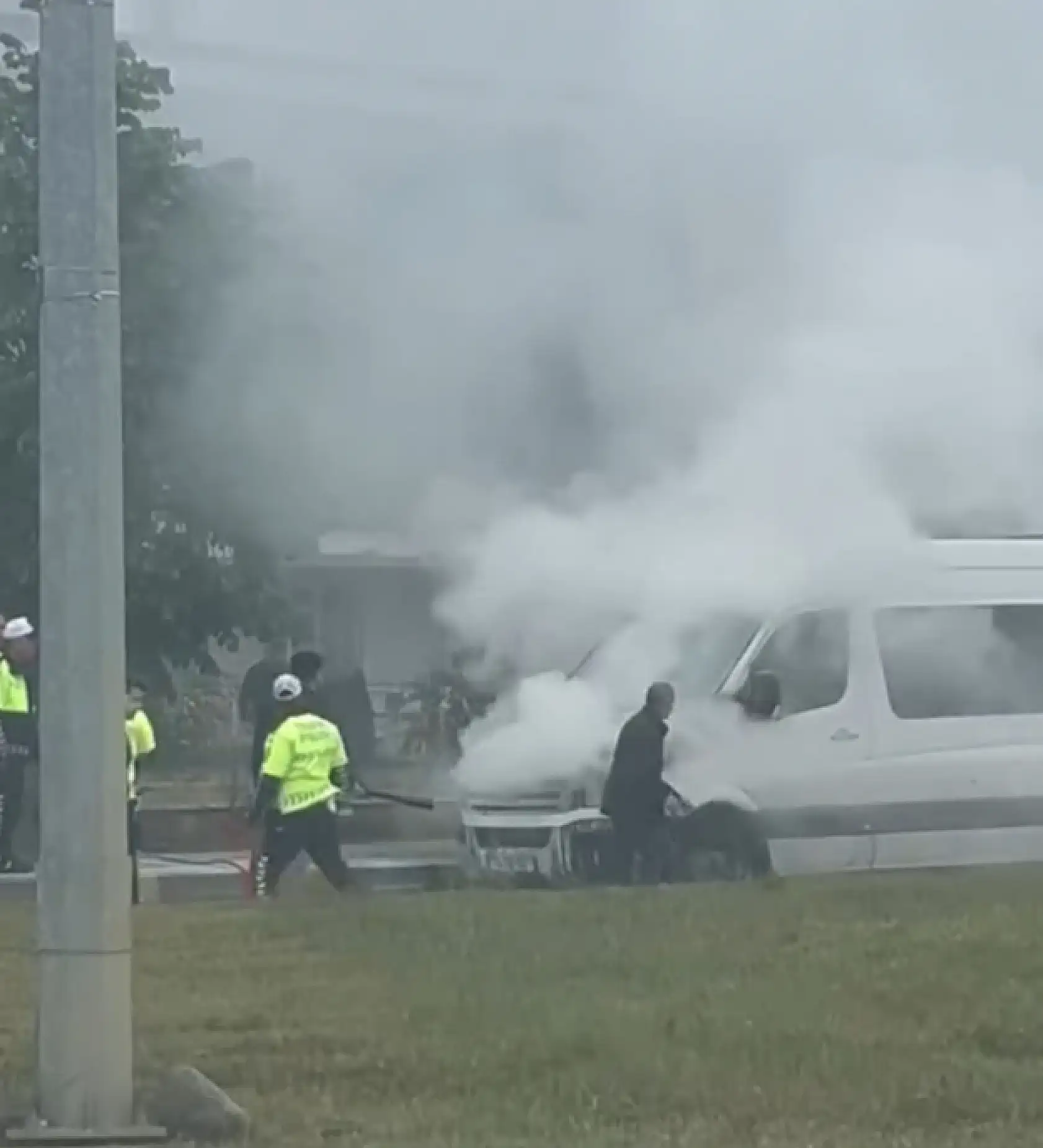 Yolcu minibüsünden dumanlar yükseldi