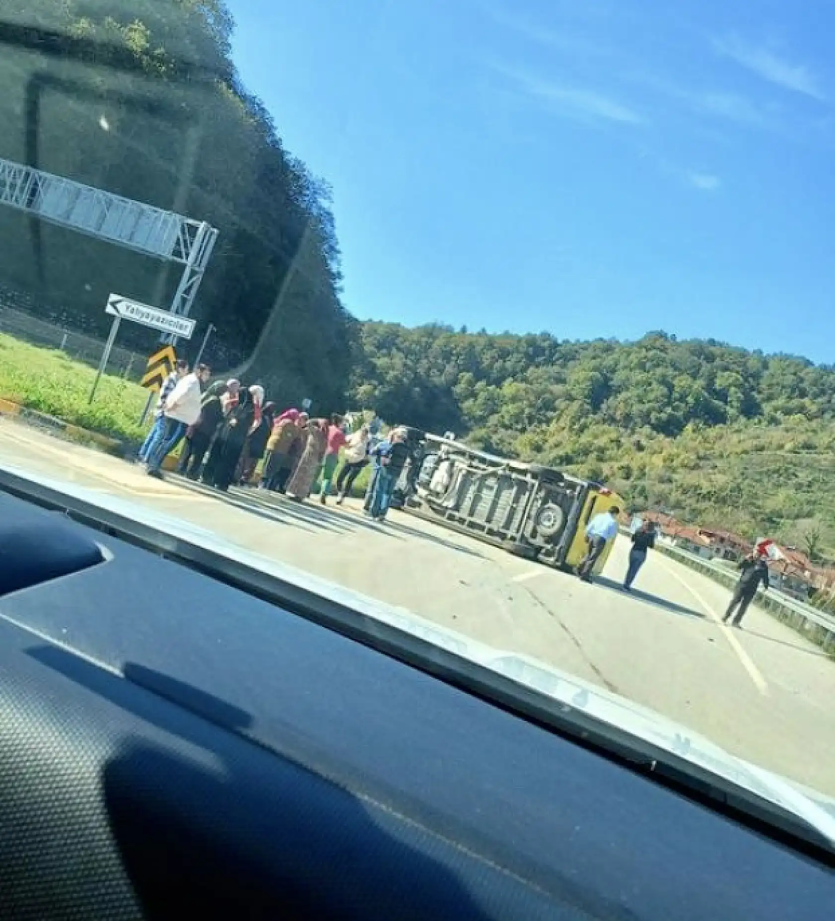 Yolcu minibüsü ile dağıtım aracı çarpıştı