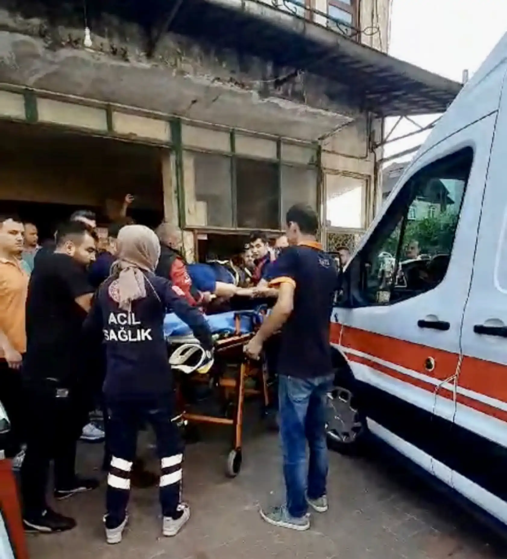 Yıkılan duvarın altında kaldı