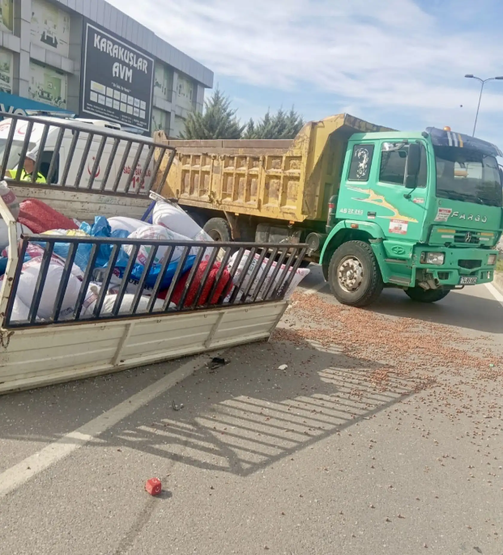 Hafriyat Kamyonu ile Kamyonet Çarpıştı