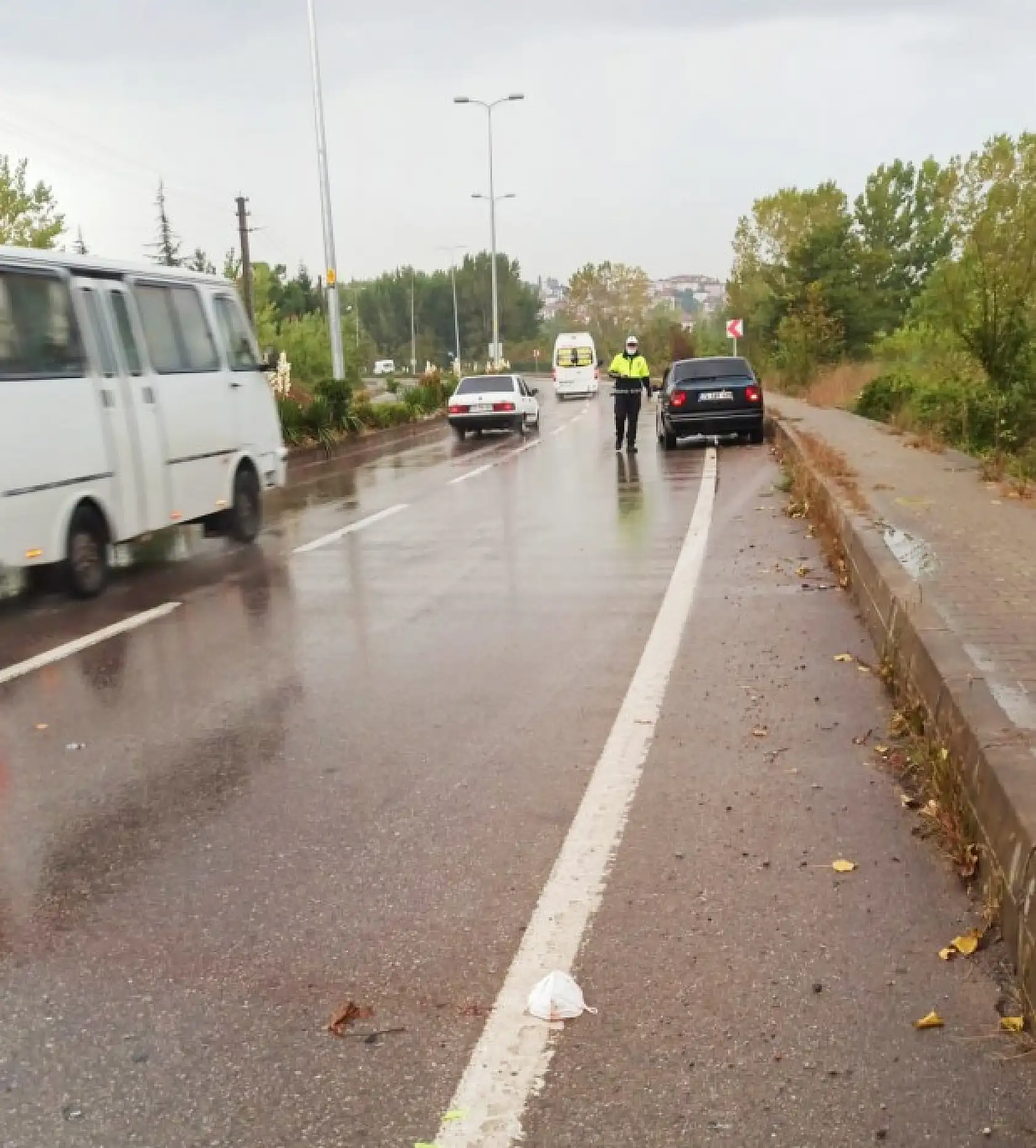 Yolun karşısına geçerken araba çarptı