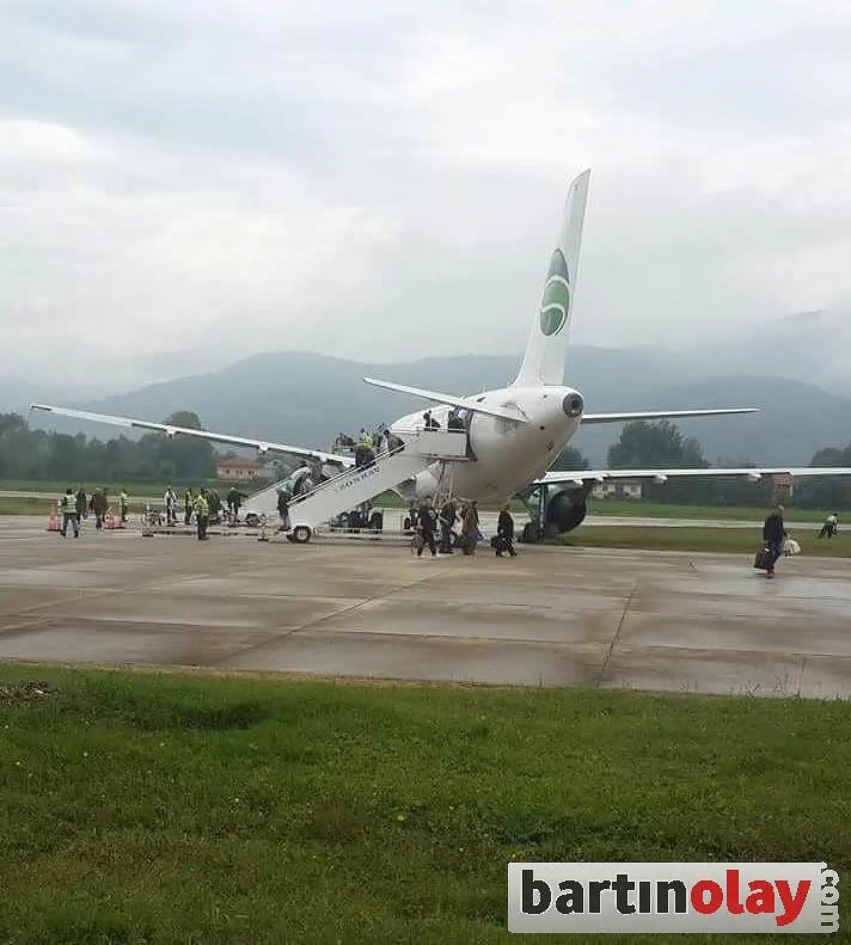 Uçağın lastiği çamura saplandı