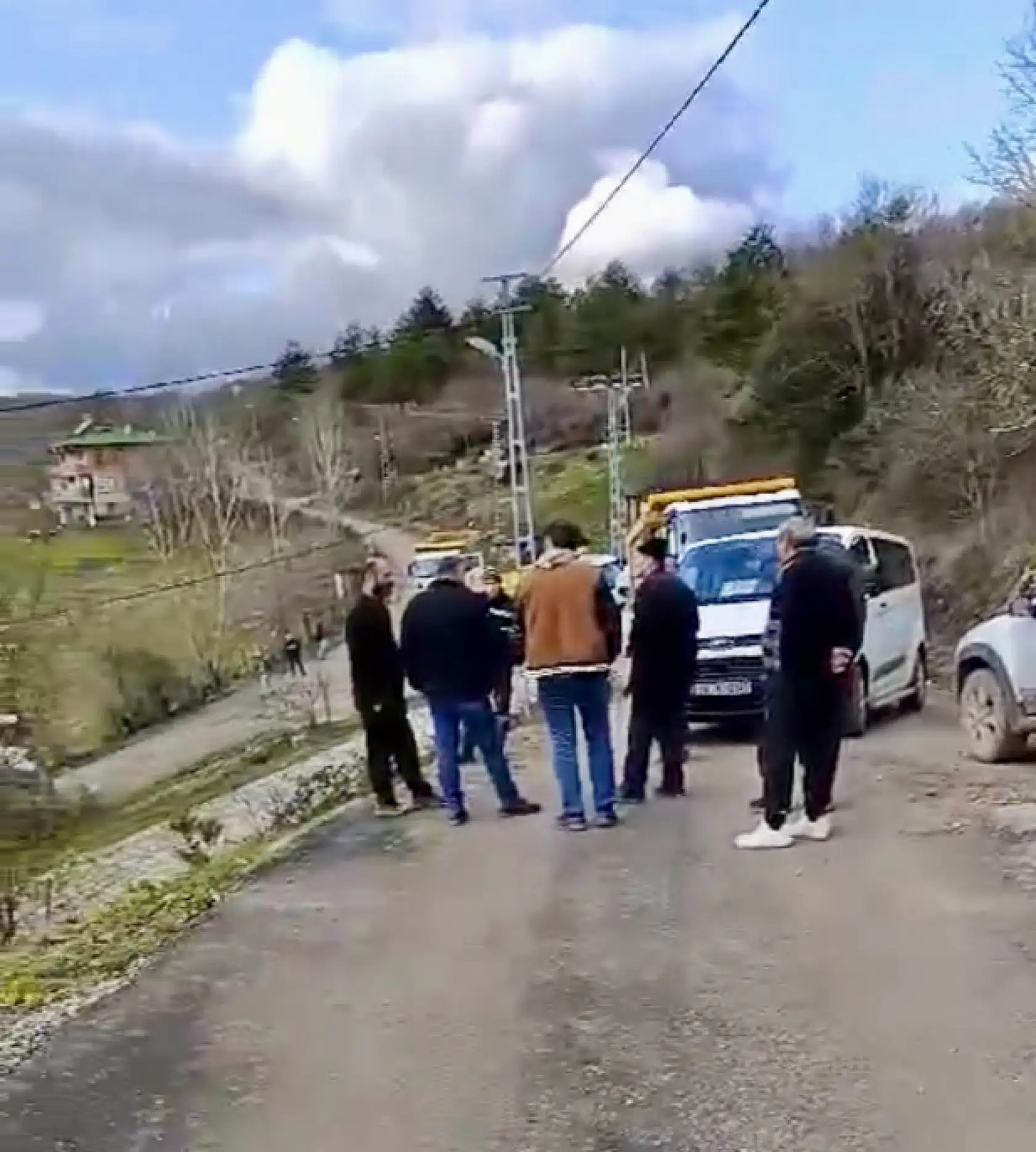 Köylüler kamyonları durdurdu