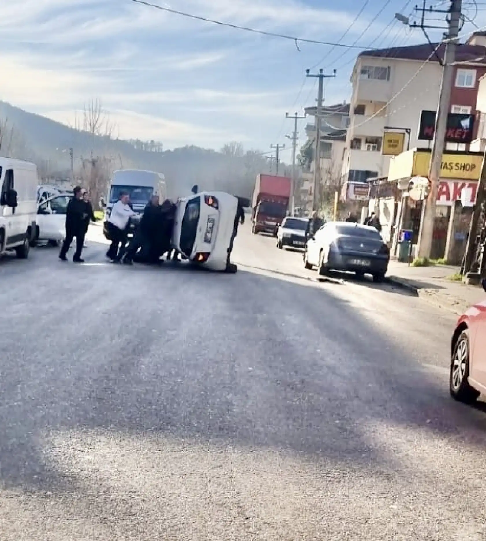 Gözüne güneş gelen sürücü kaza yaptı