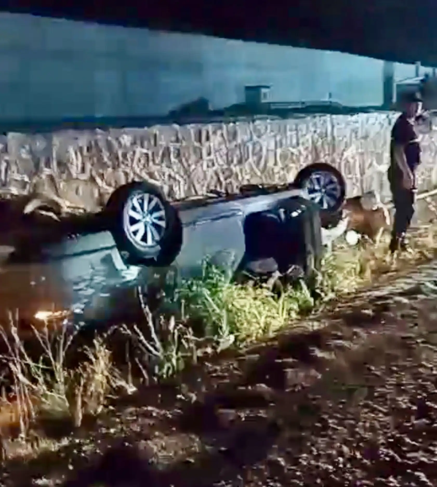 Duvara çarpıp takla attı