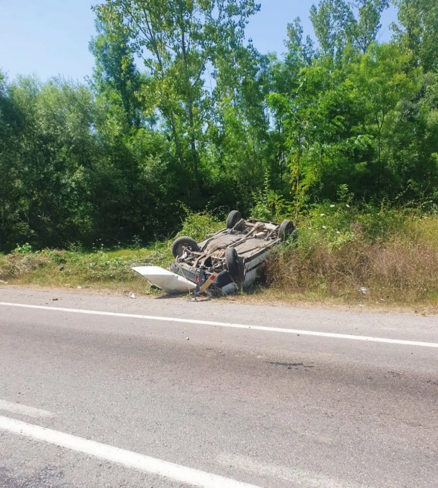 İki araca çarpıp takla attı