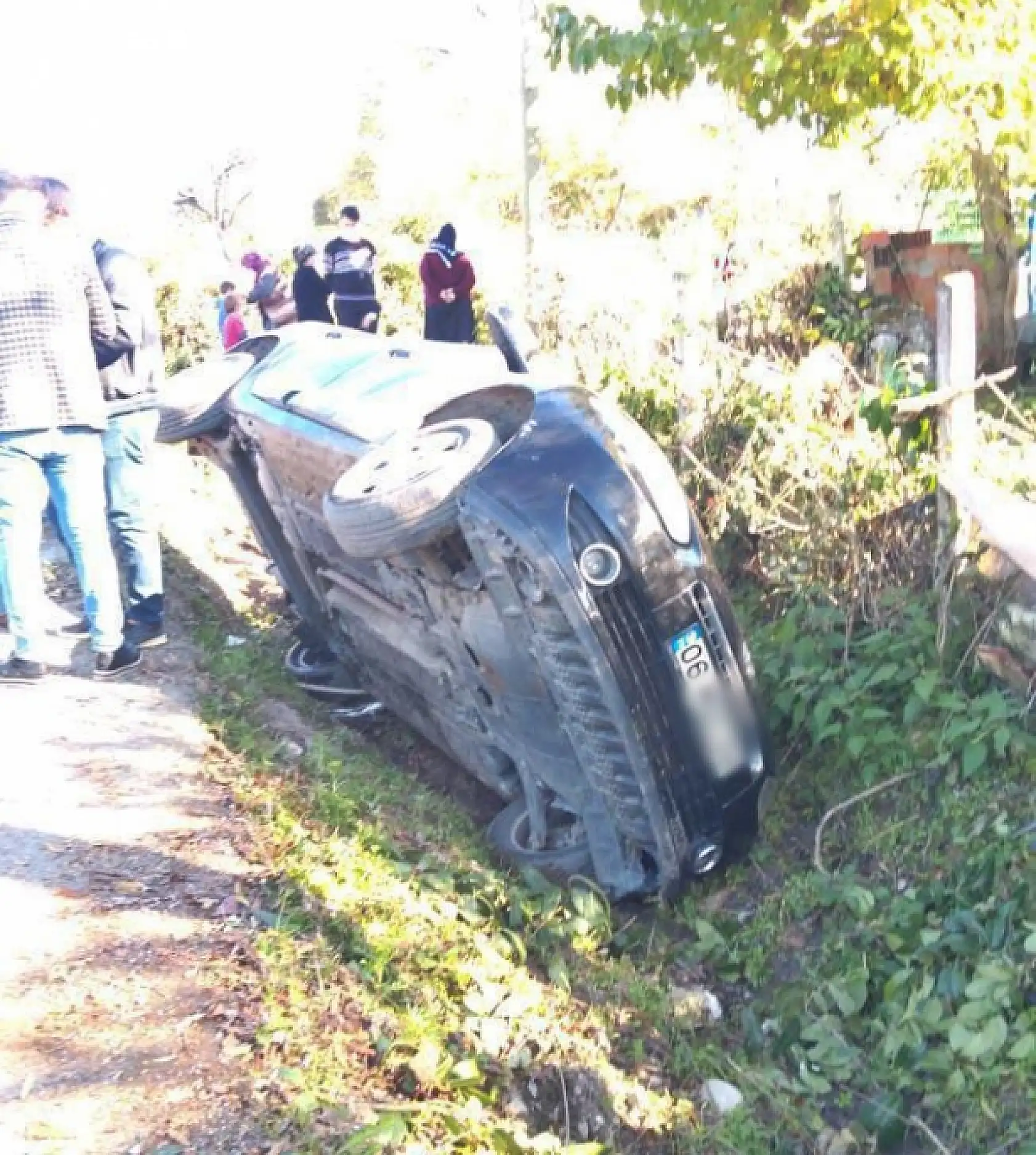 Otomobil kanala devrildi