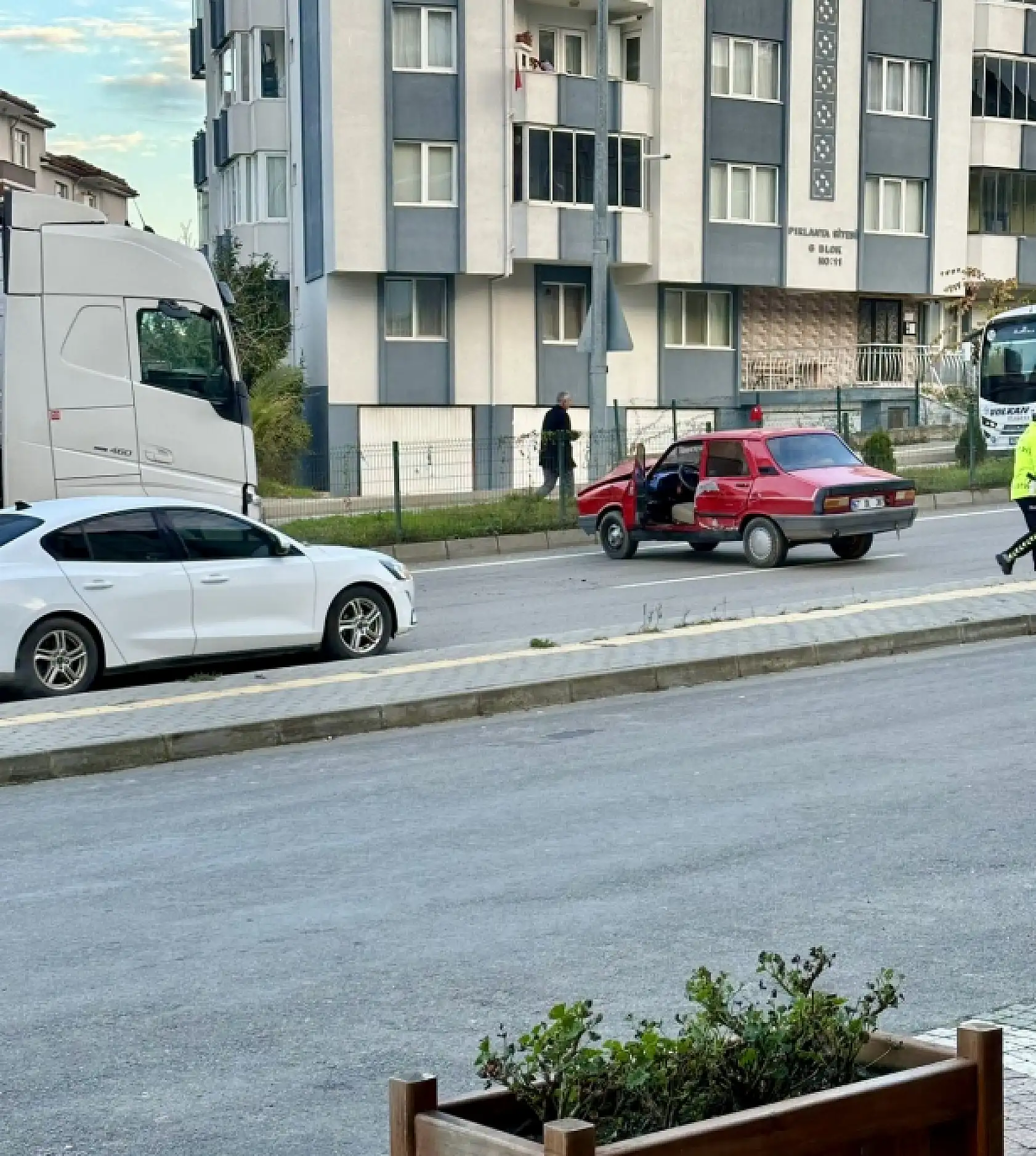 Kamyon ile Toros çarpıştı