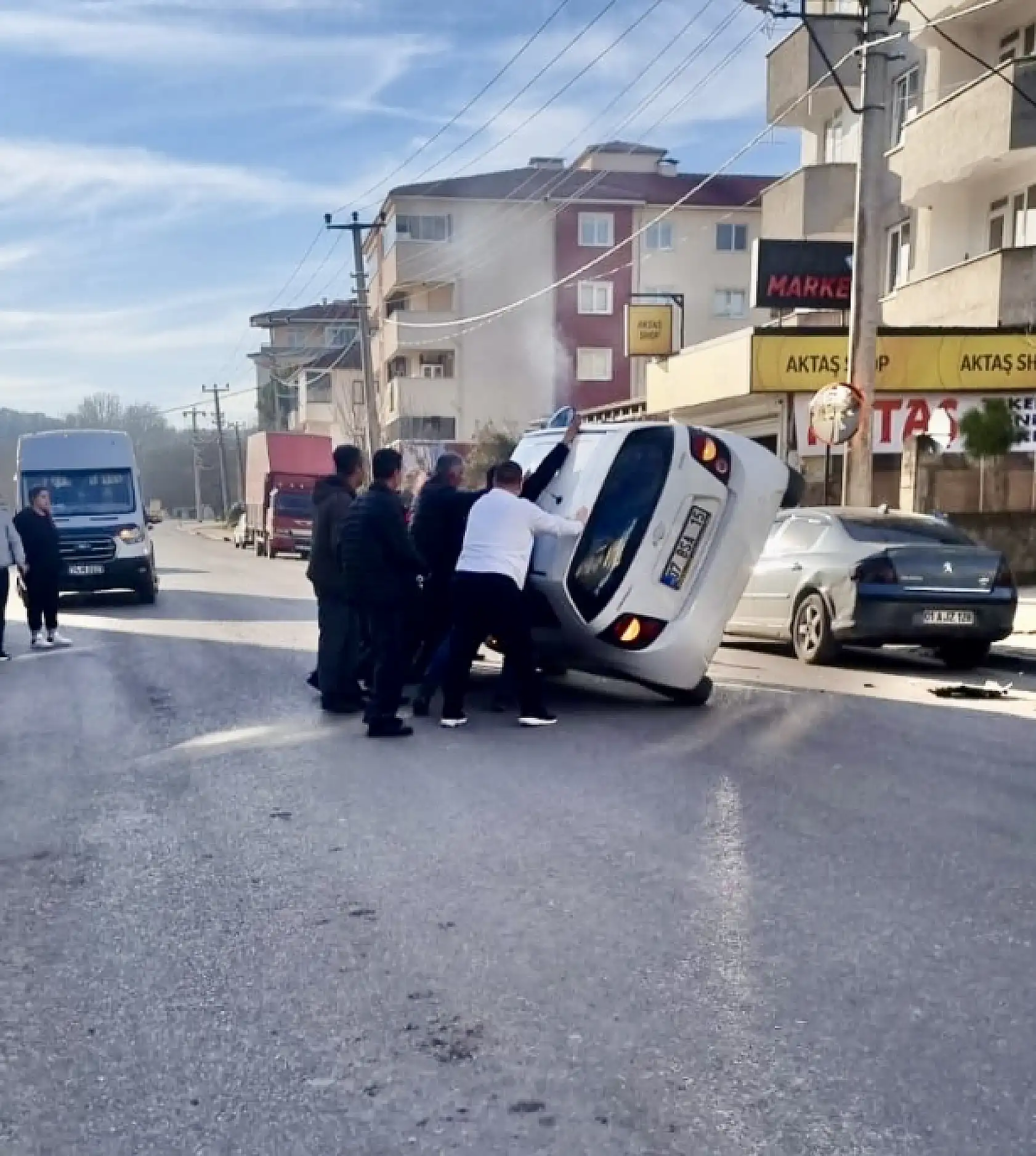 Gözüne güneş gelen sürücü kaza yaptı