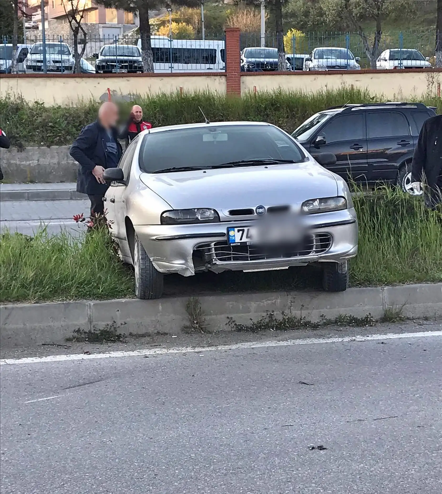 Çatmacada kaza, otomobil orta refüje çıktı