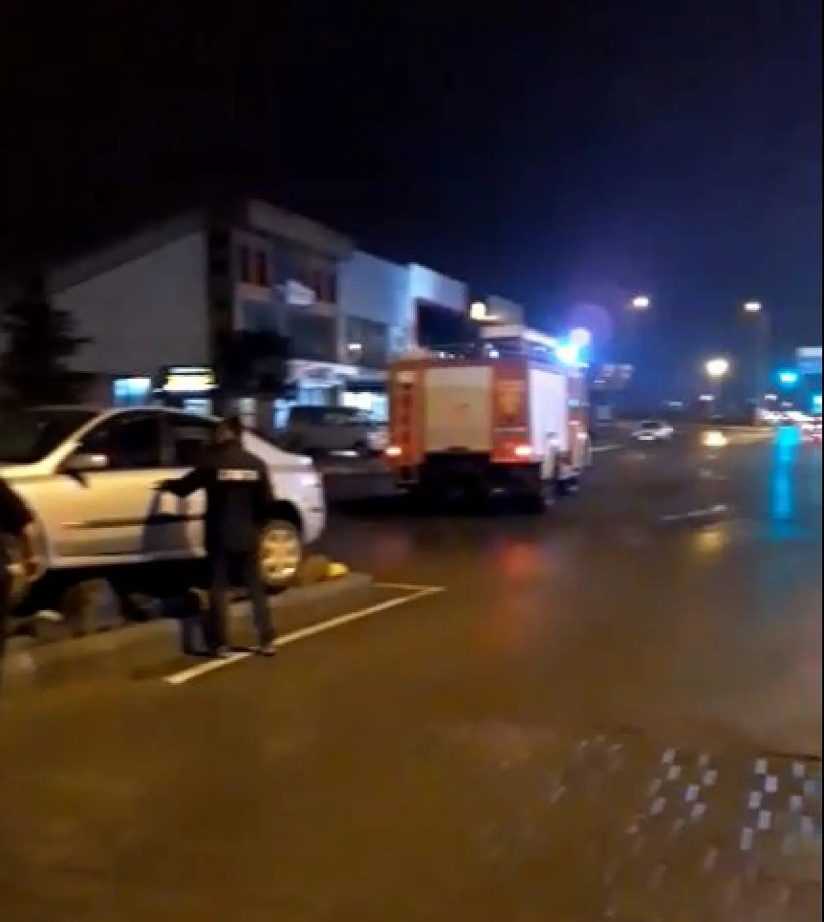 Orta refüje çıktı, taşların üzerinde kaldı