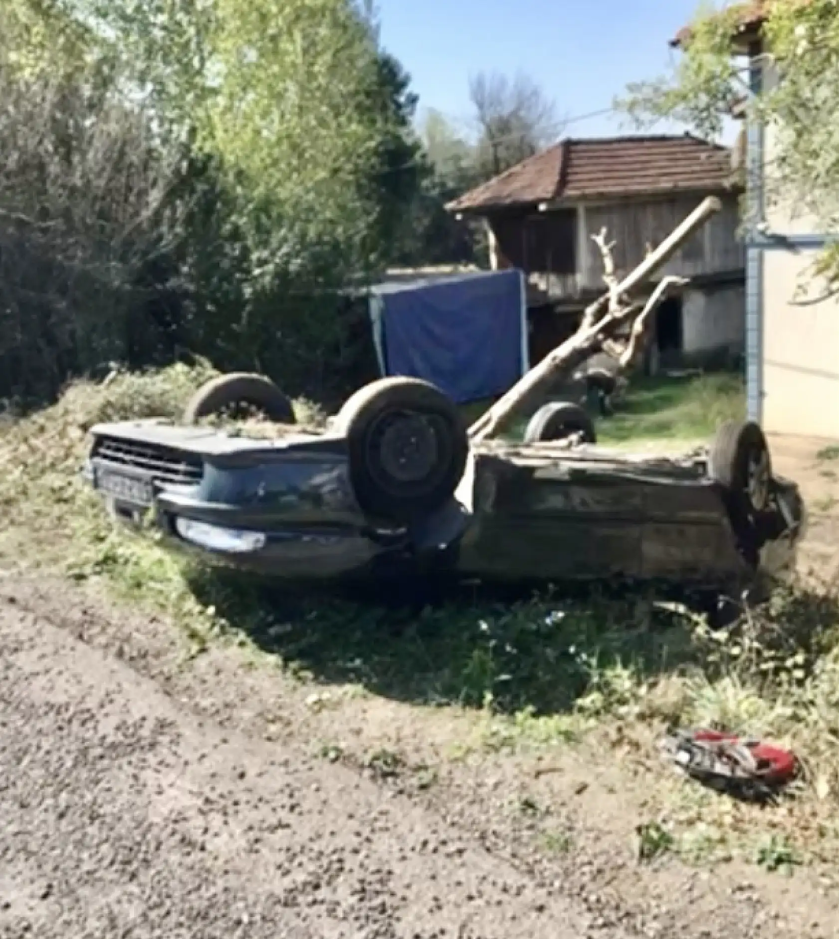 Kontrolden çıkan araç takla attı