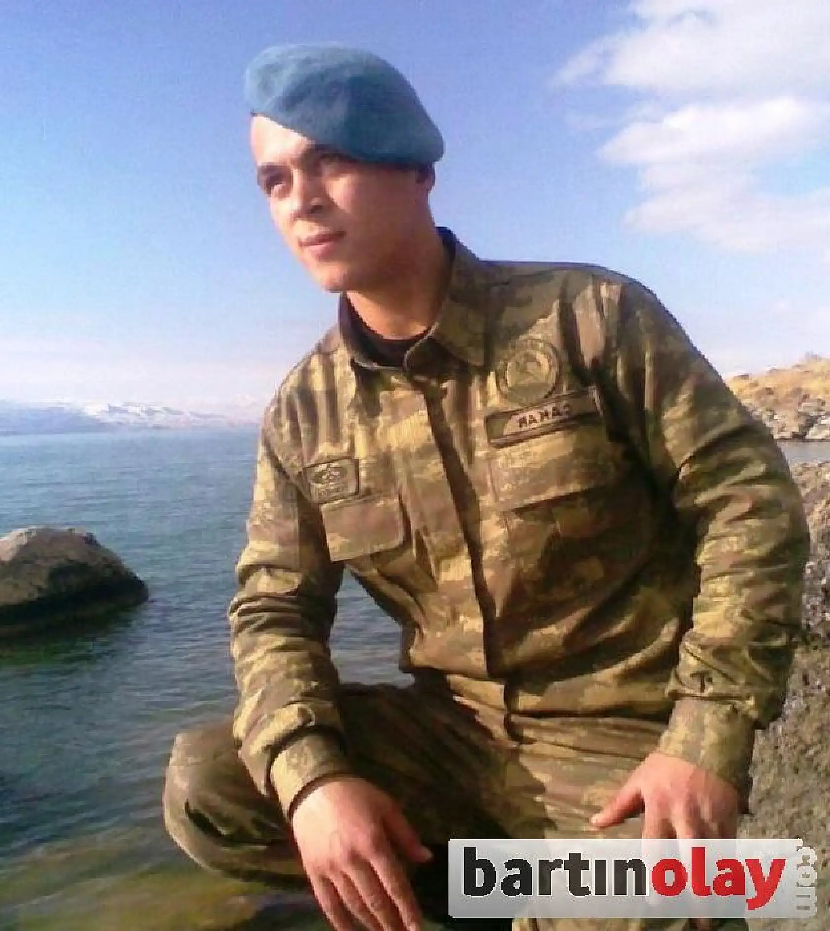 Zonguldak şehidine ağlıyor