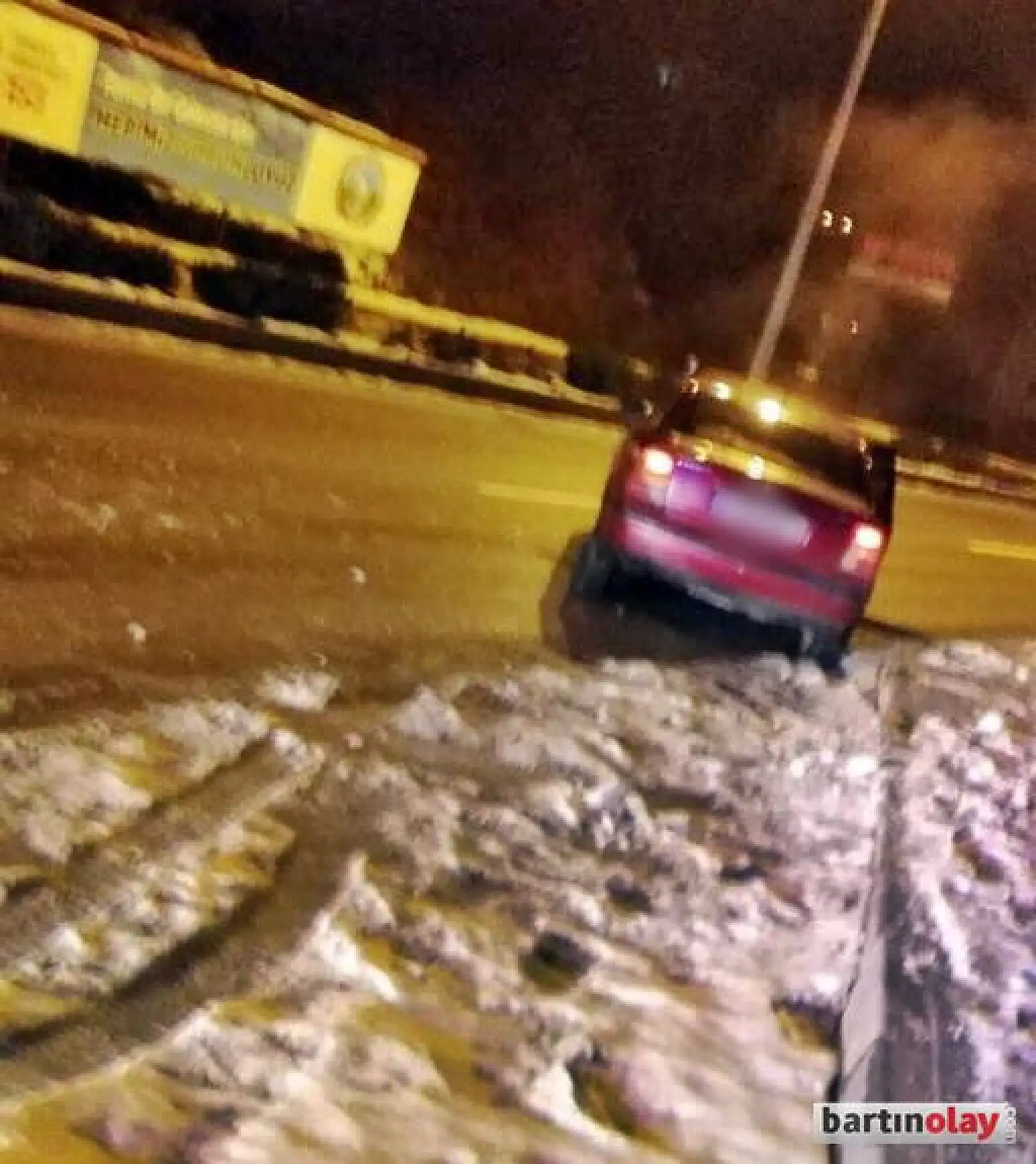 Kontrolden çıktı, bankete çarptı