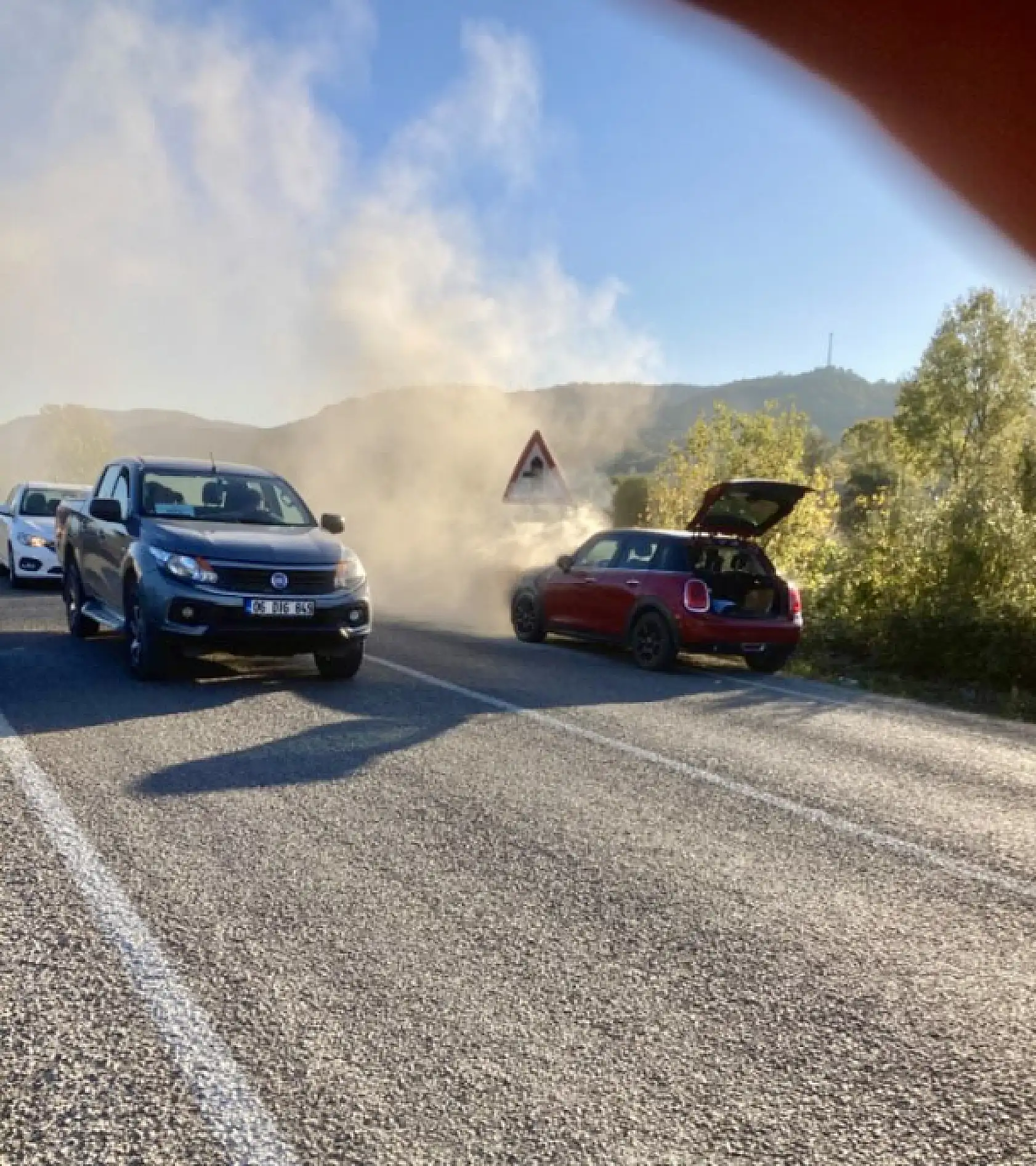 Araçtan dumanlar yükseldi