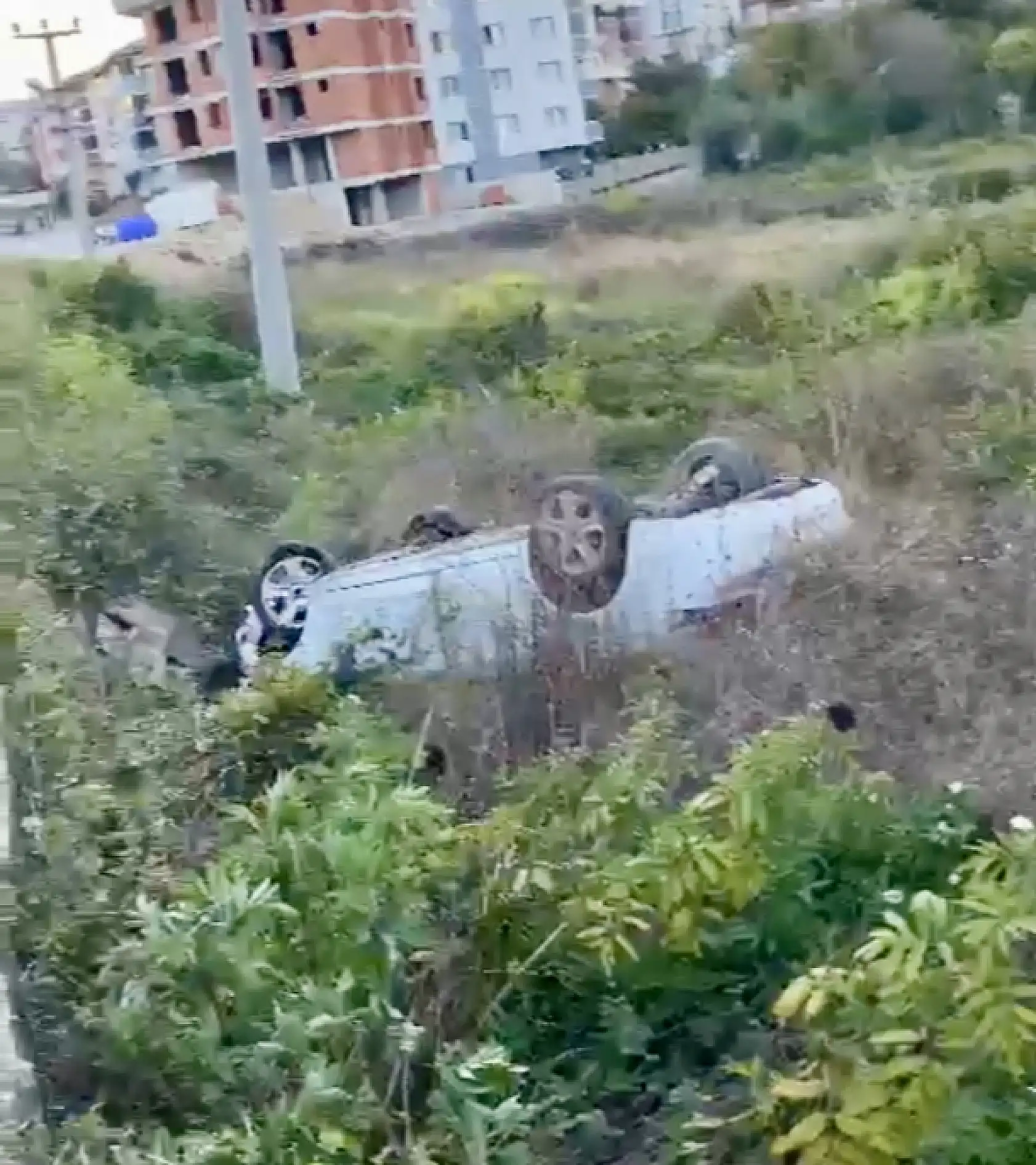 Otomobil araziye uçtu