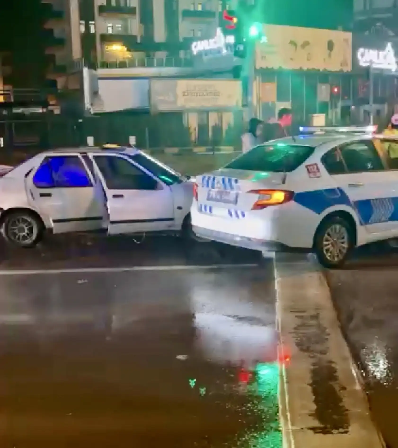 Durmadı, Polis aracına çarptı