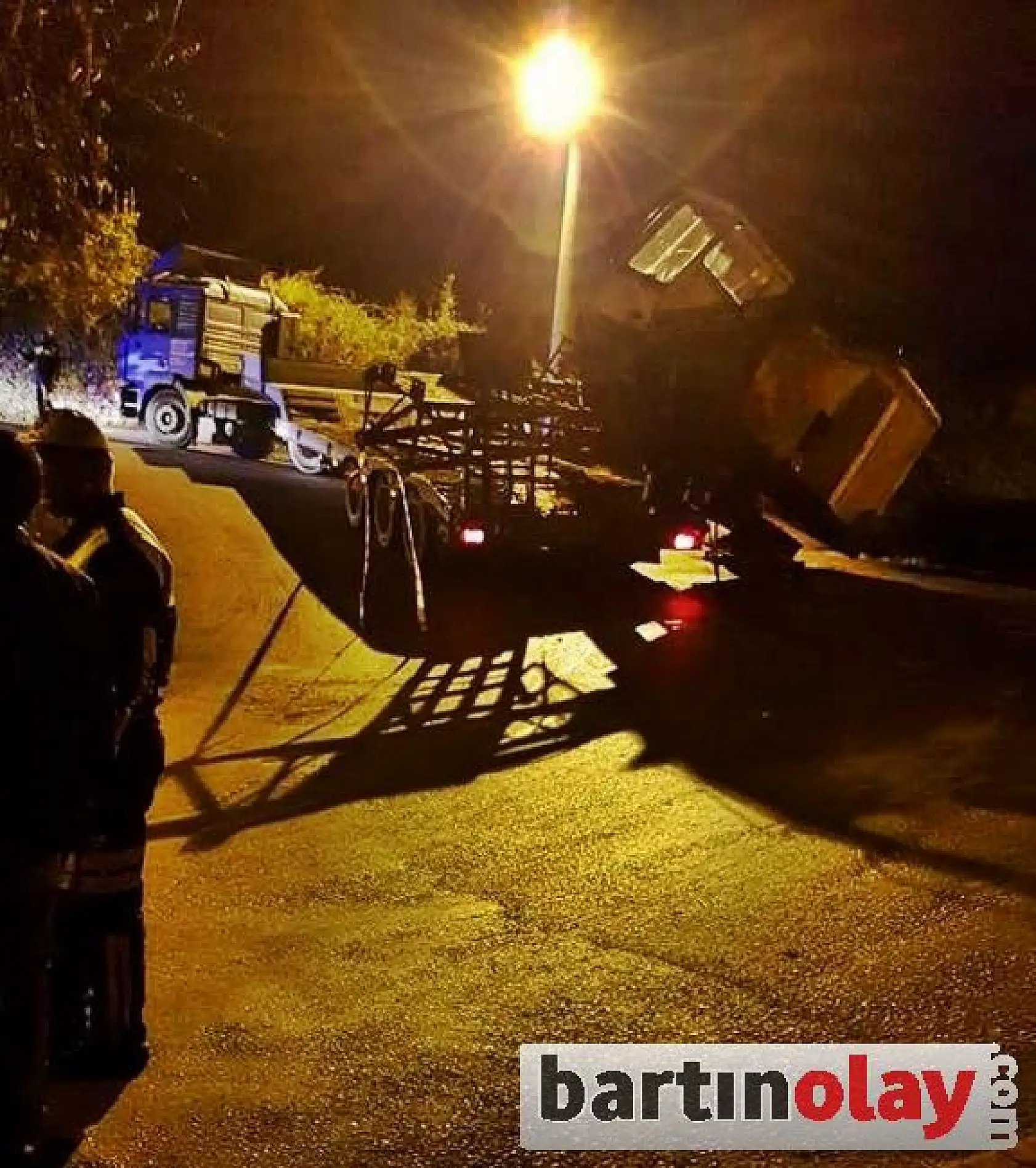 Paletli vinç kayarak yola devrildi