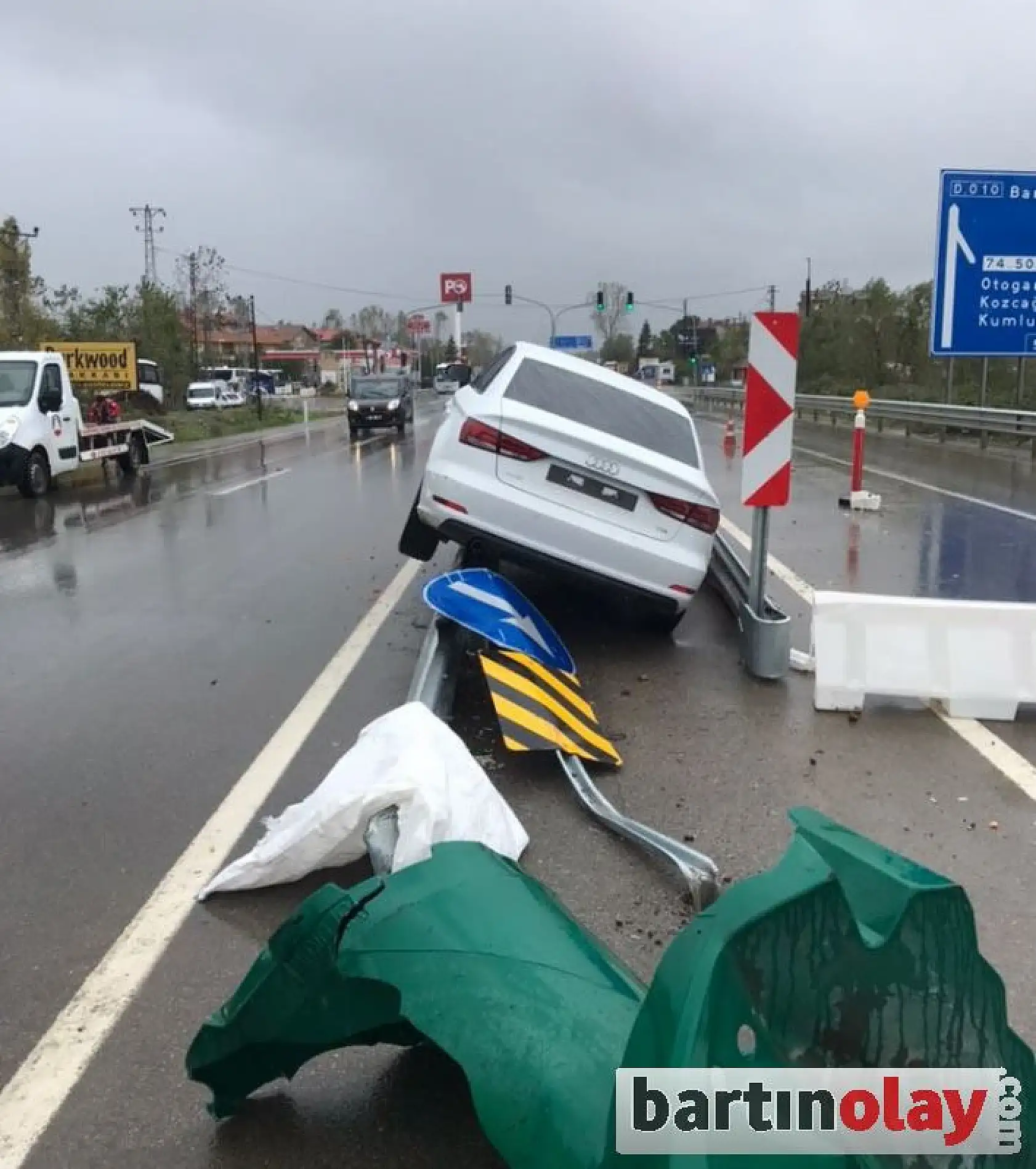 Bariyerlerin üzerine çıktı