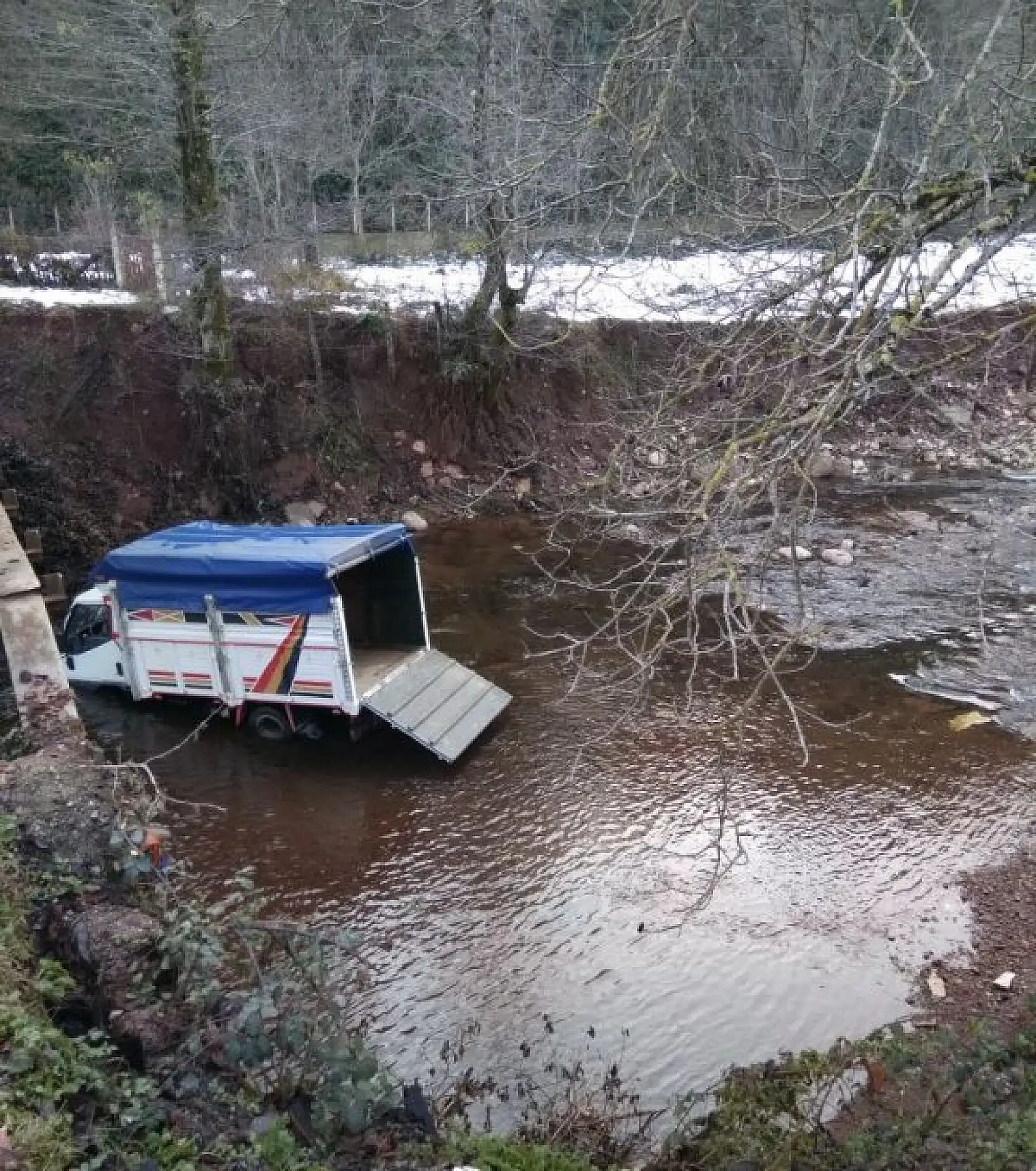 Buzda kayan Kamyonet dereye uçtu