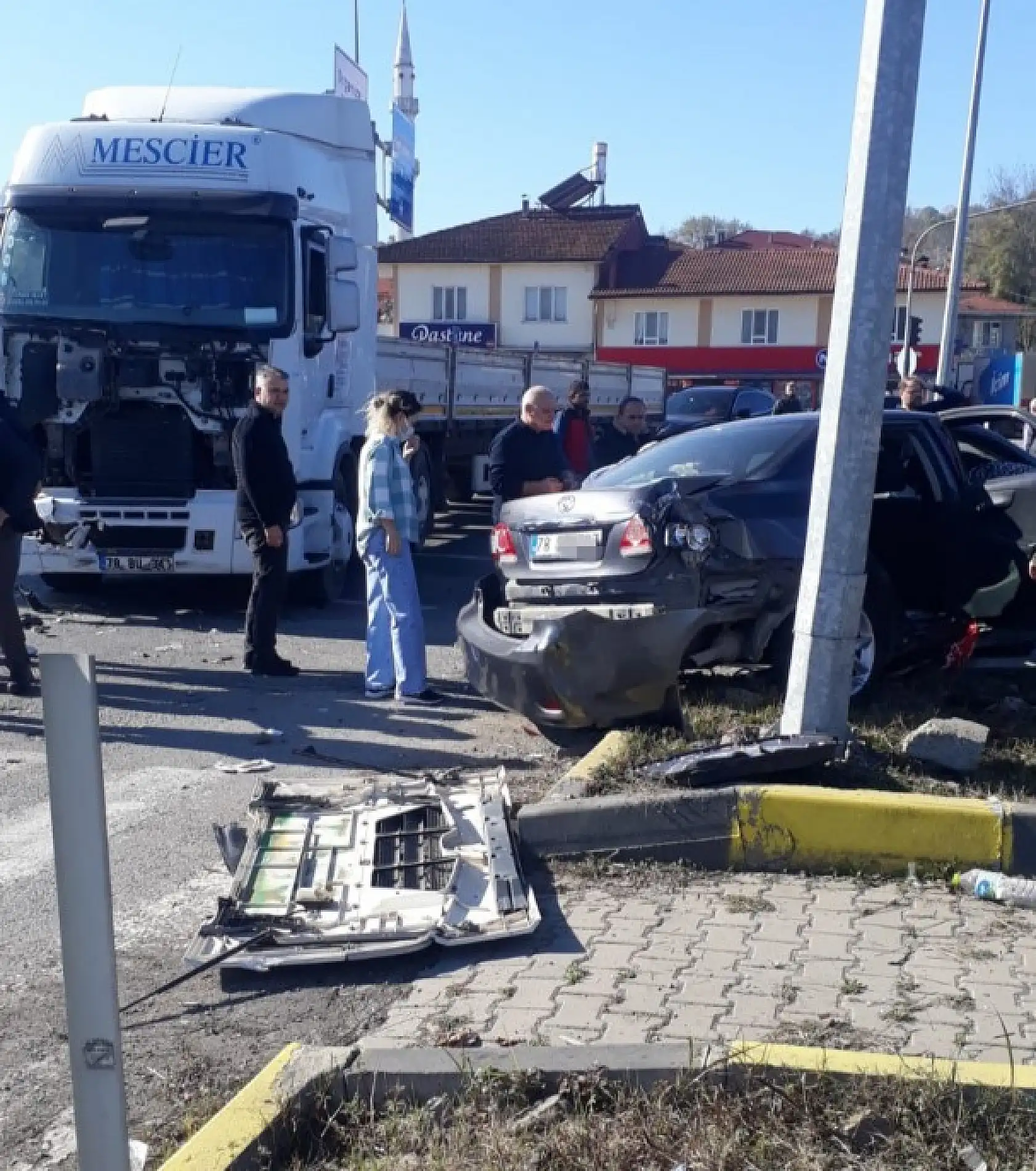 Otomobil ile tır çarpıştı