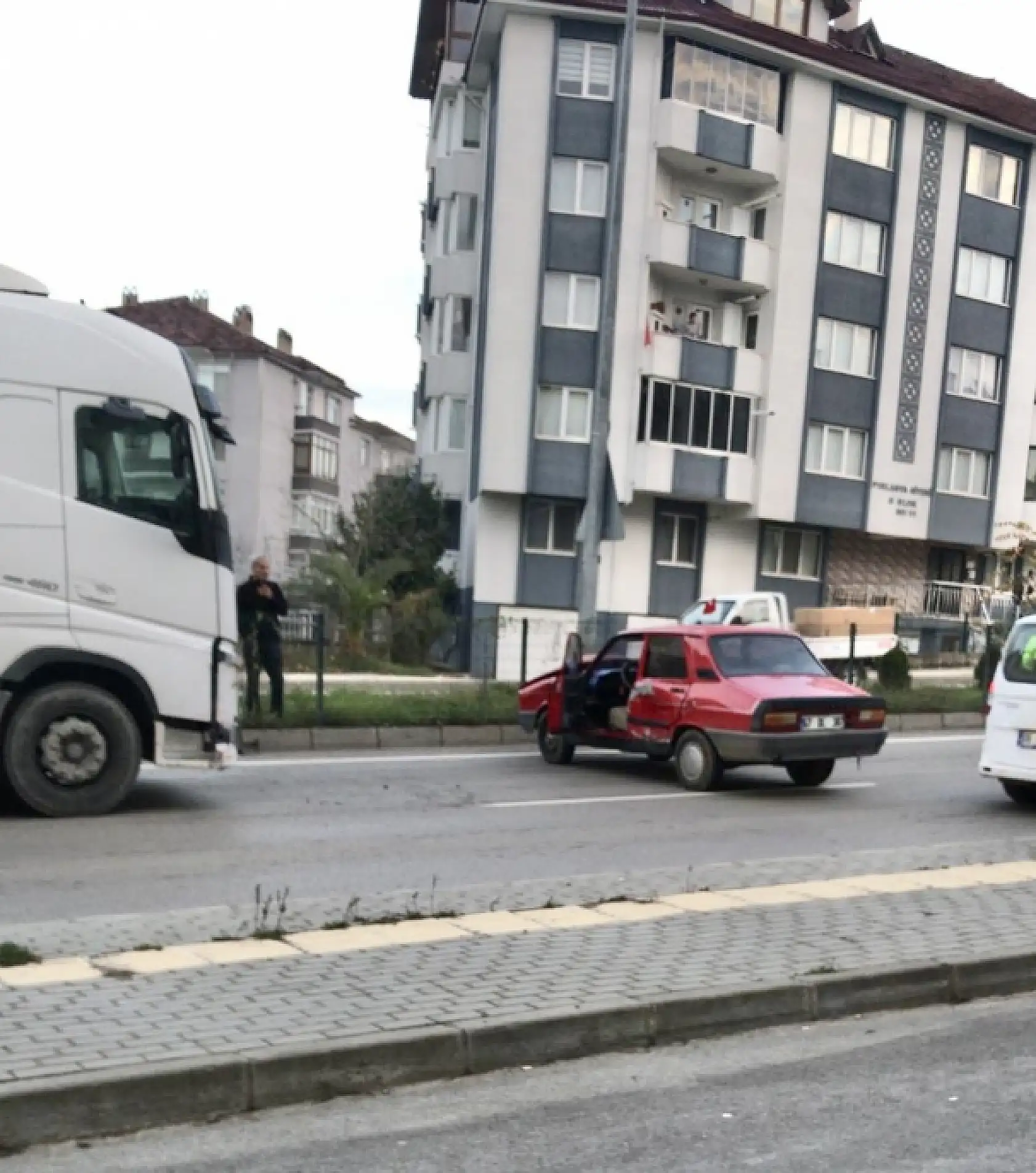 Kamyon ile Toros çarpıştı