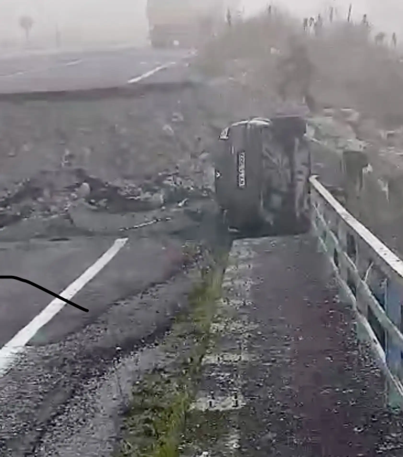 Yıkılan köprüden uçtu