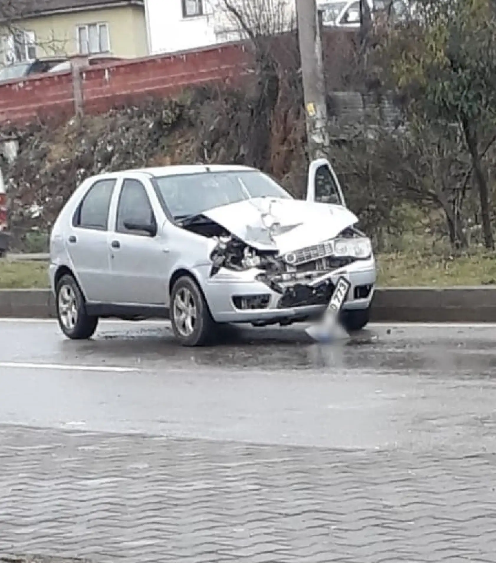 Çöp kamyonuna çarptı